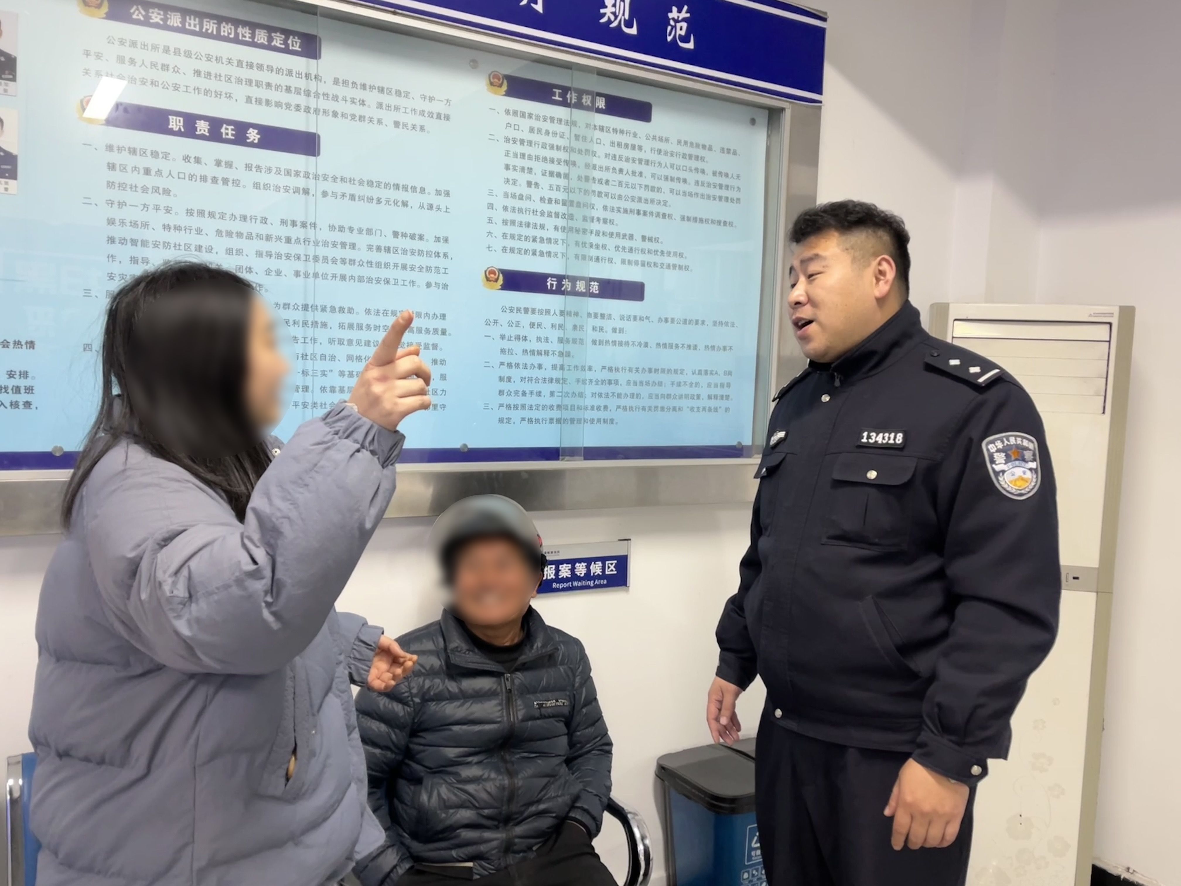民警叮嘱家属.jpg 民警叮嘱家属.jpg