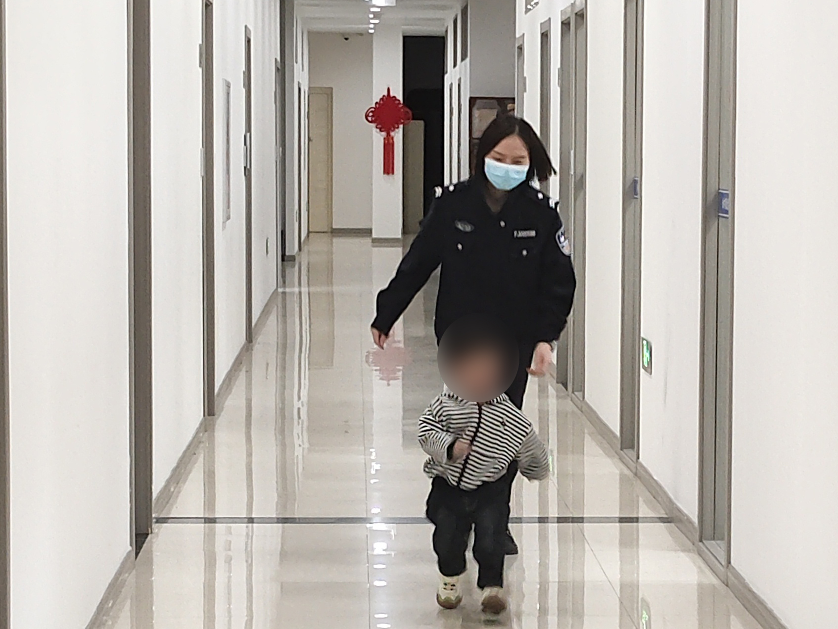 浙江温州：派出所秒变托儿所 女警解锁“带娃副本”