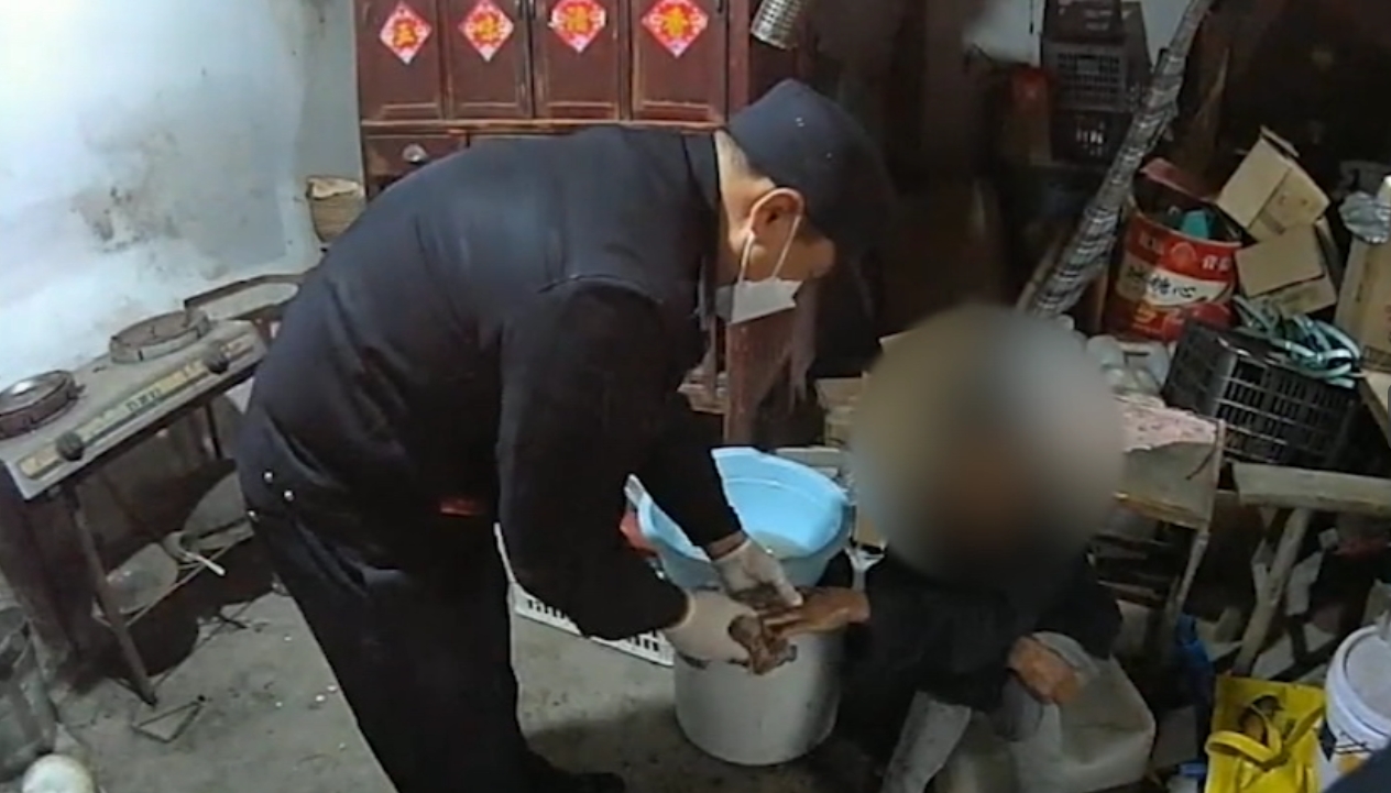 图3-为老人清洁身体.jpg 图3-为老人清洁身体.jpg