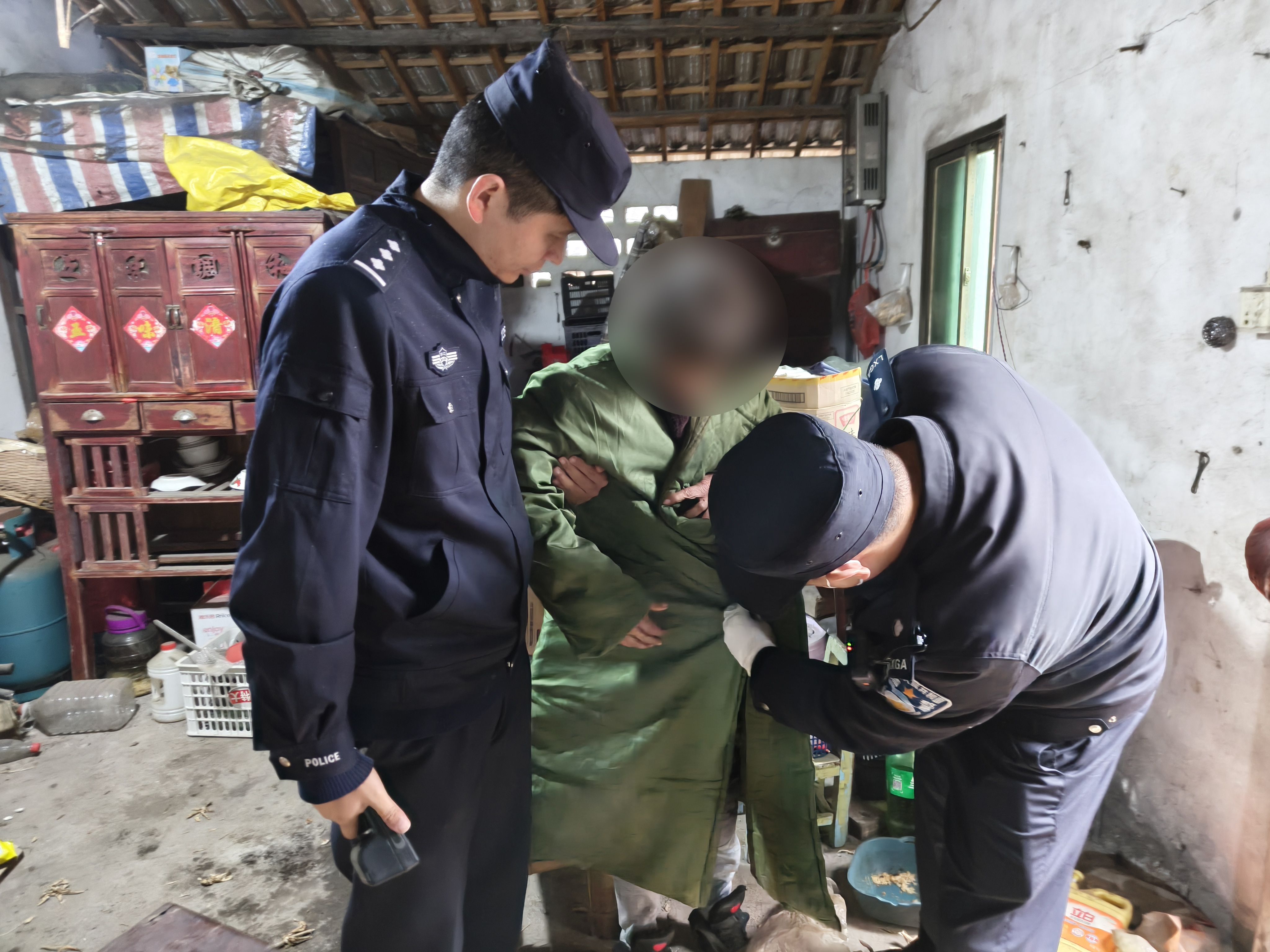 图4-为老人换上军大衣.jpg 图4-为老人换上军大衣.jpg