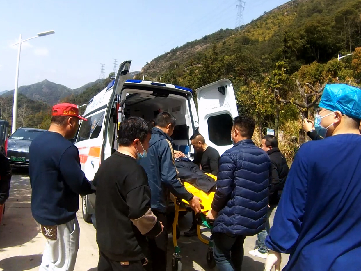 送至救护车.jpg 送至救护车.jpg