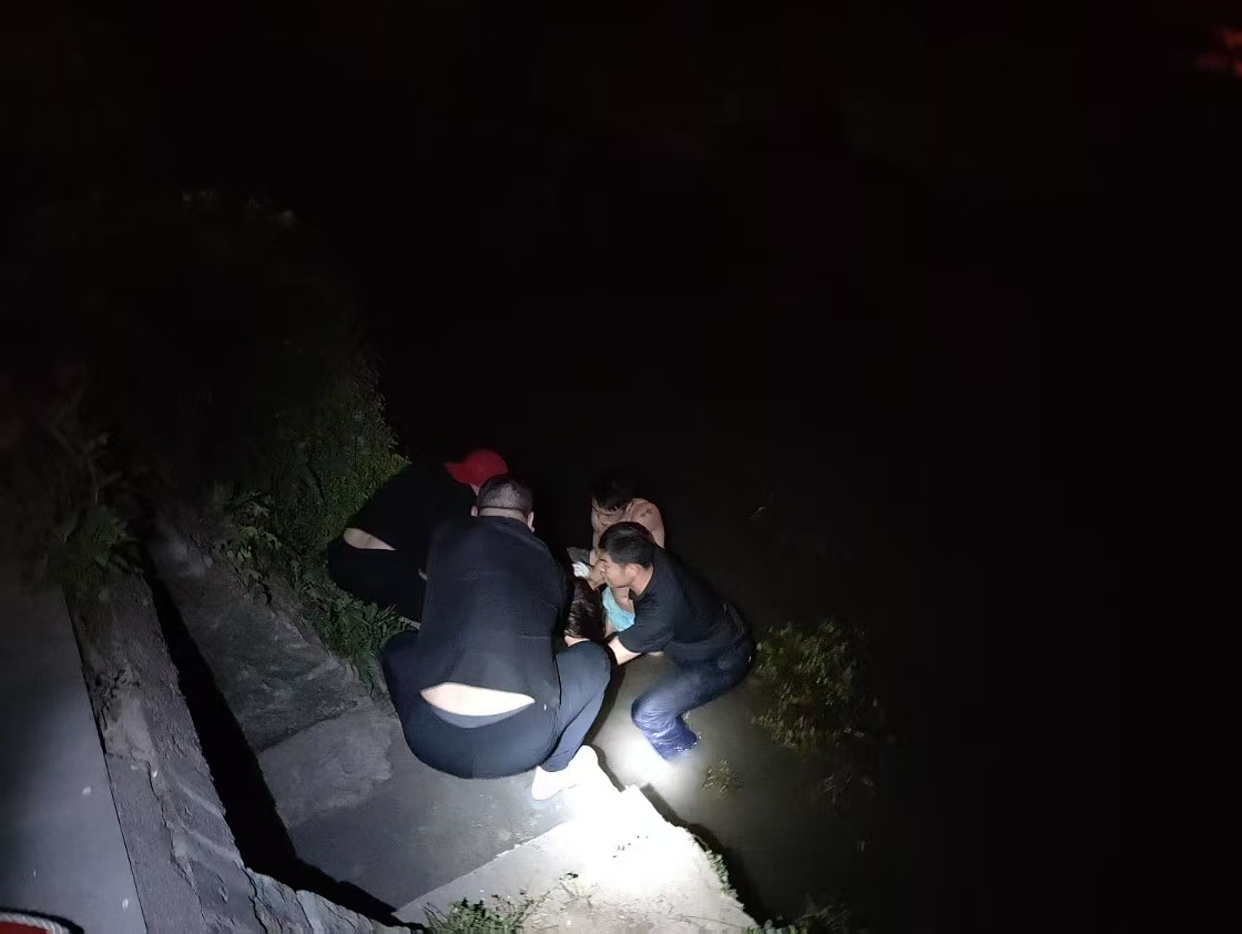 浙江永康：女子深夜不慎落水 民警奋力救回