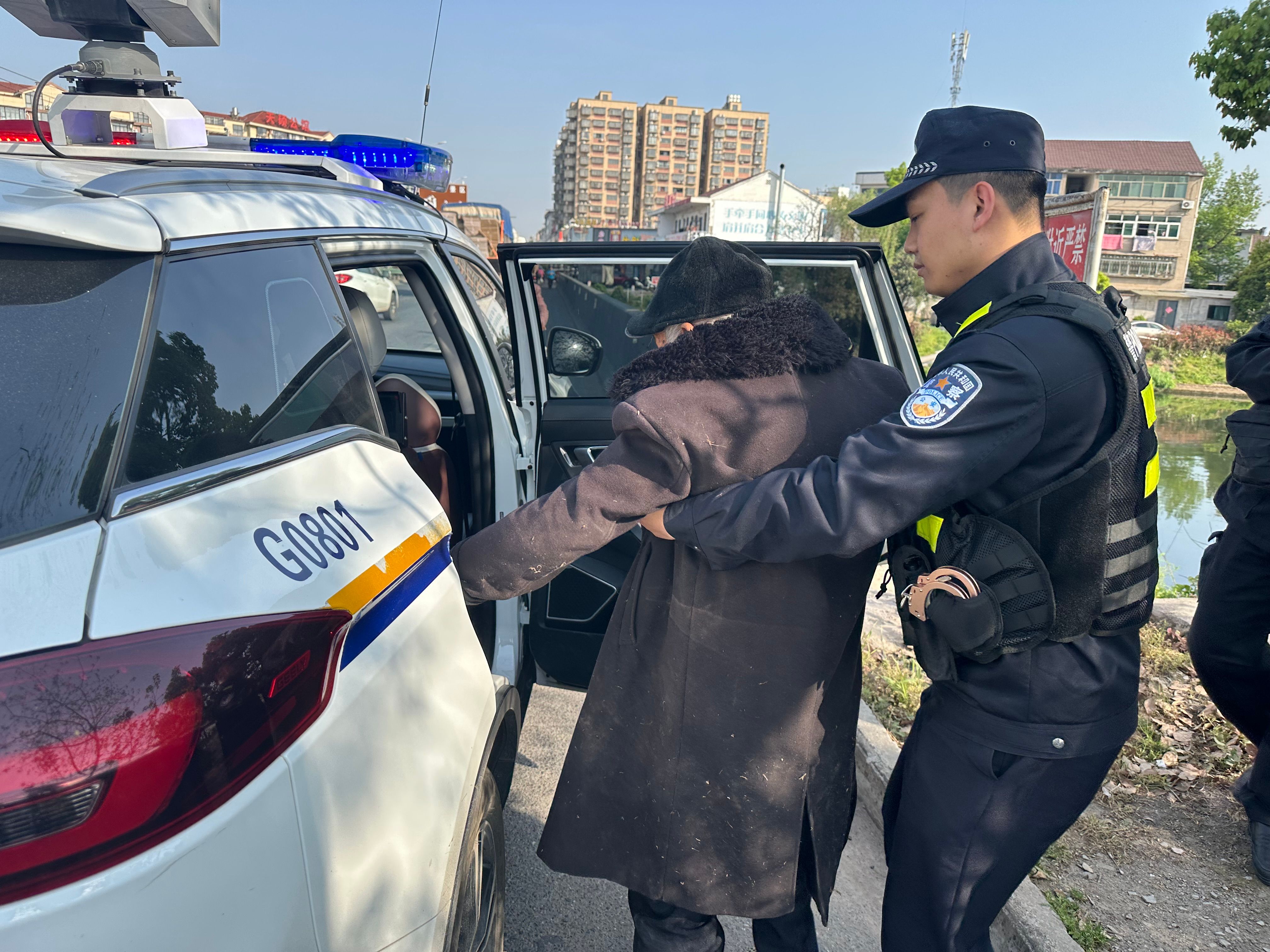 民警应黛男扶老人上警车.jpg 民警应黛男扶老人上警车.jpg