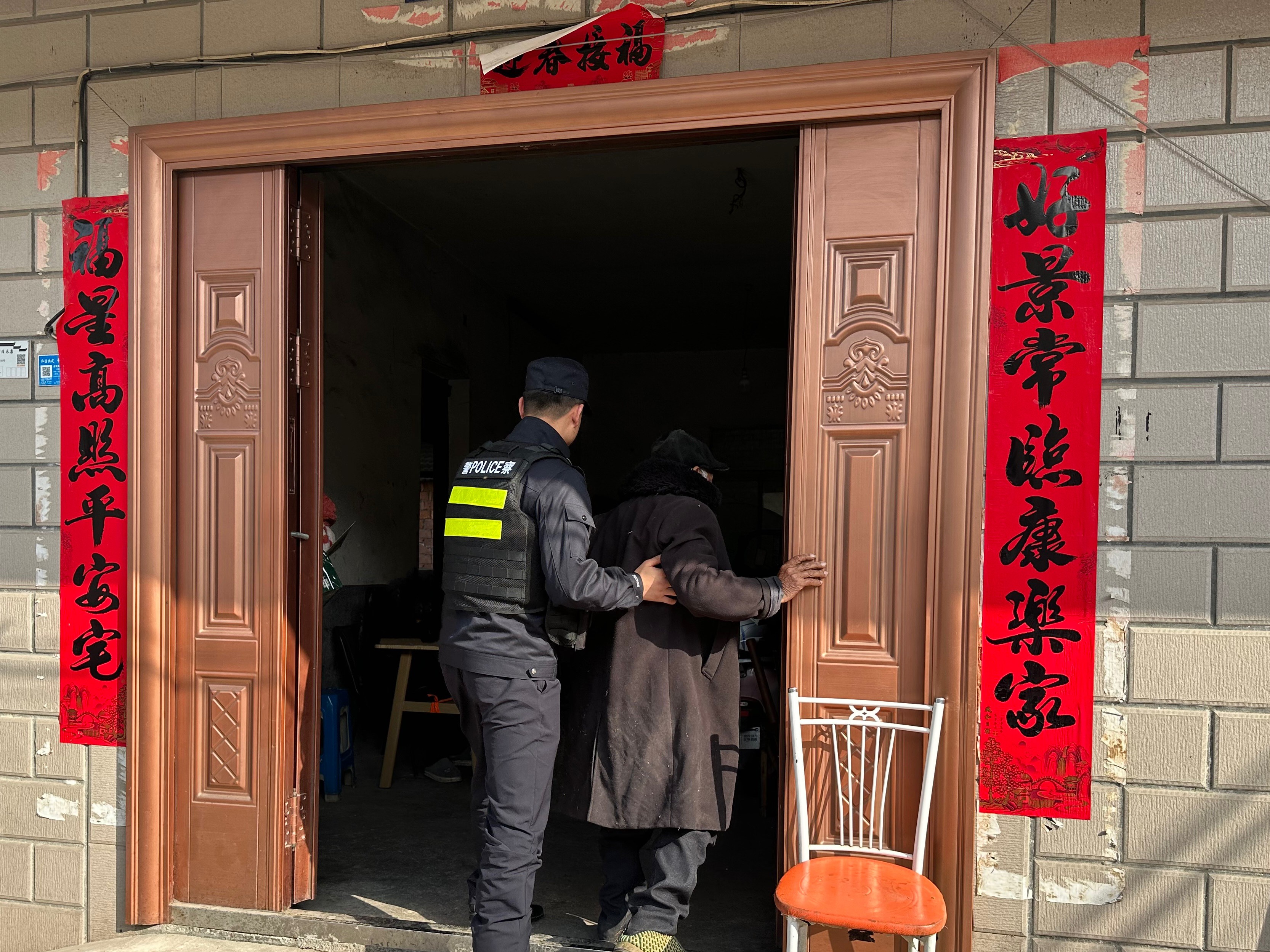 民警应黛男送老人回家.jpg 民警应黛男送老人回家.jpg