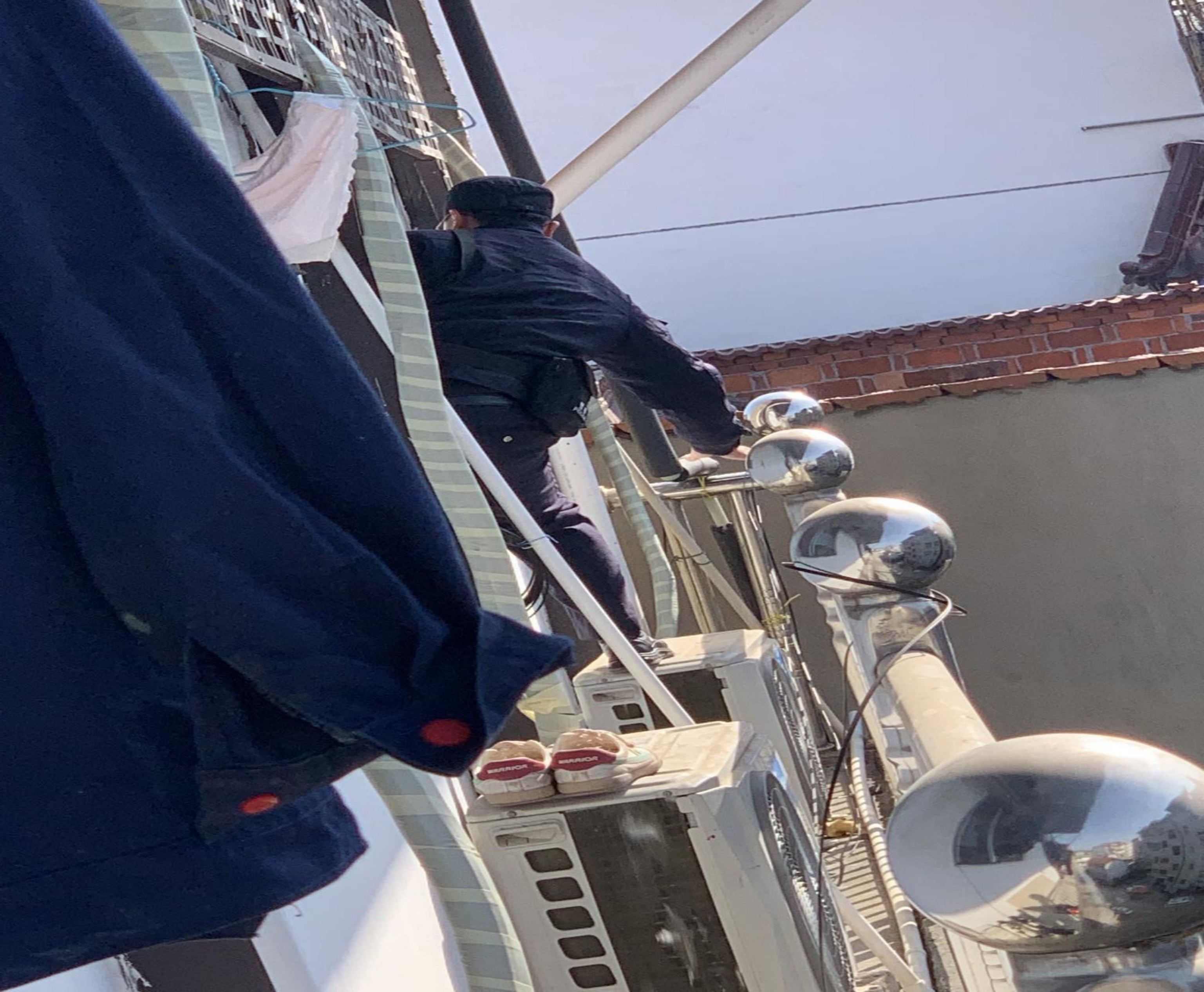 浙江永康：民警“飞檐走壁”完成低钾症紧急营救