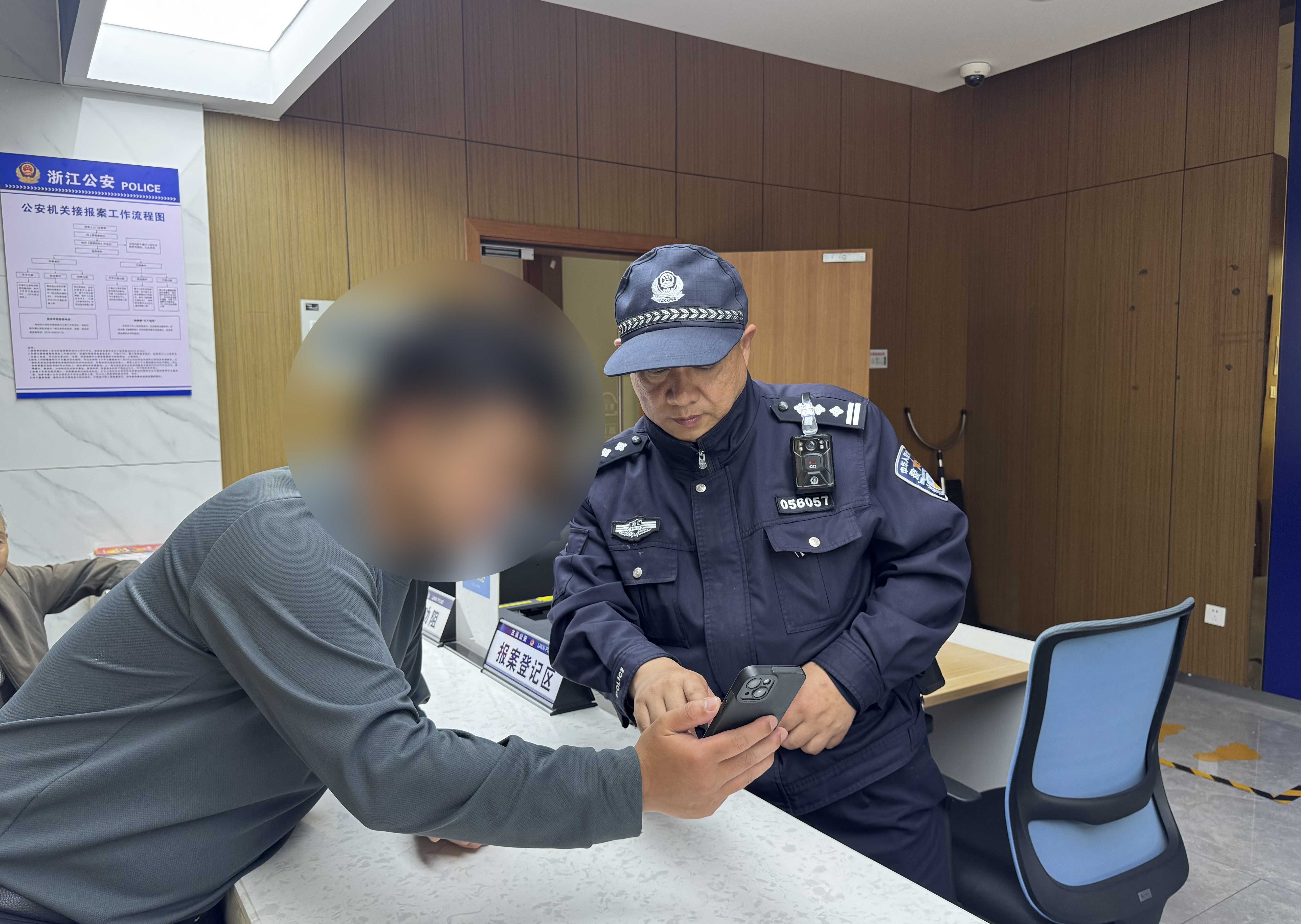 图1-王先生被带回派出所劝阻.jpg 图1-王先生被带回派出所劝阻.jpg