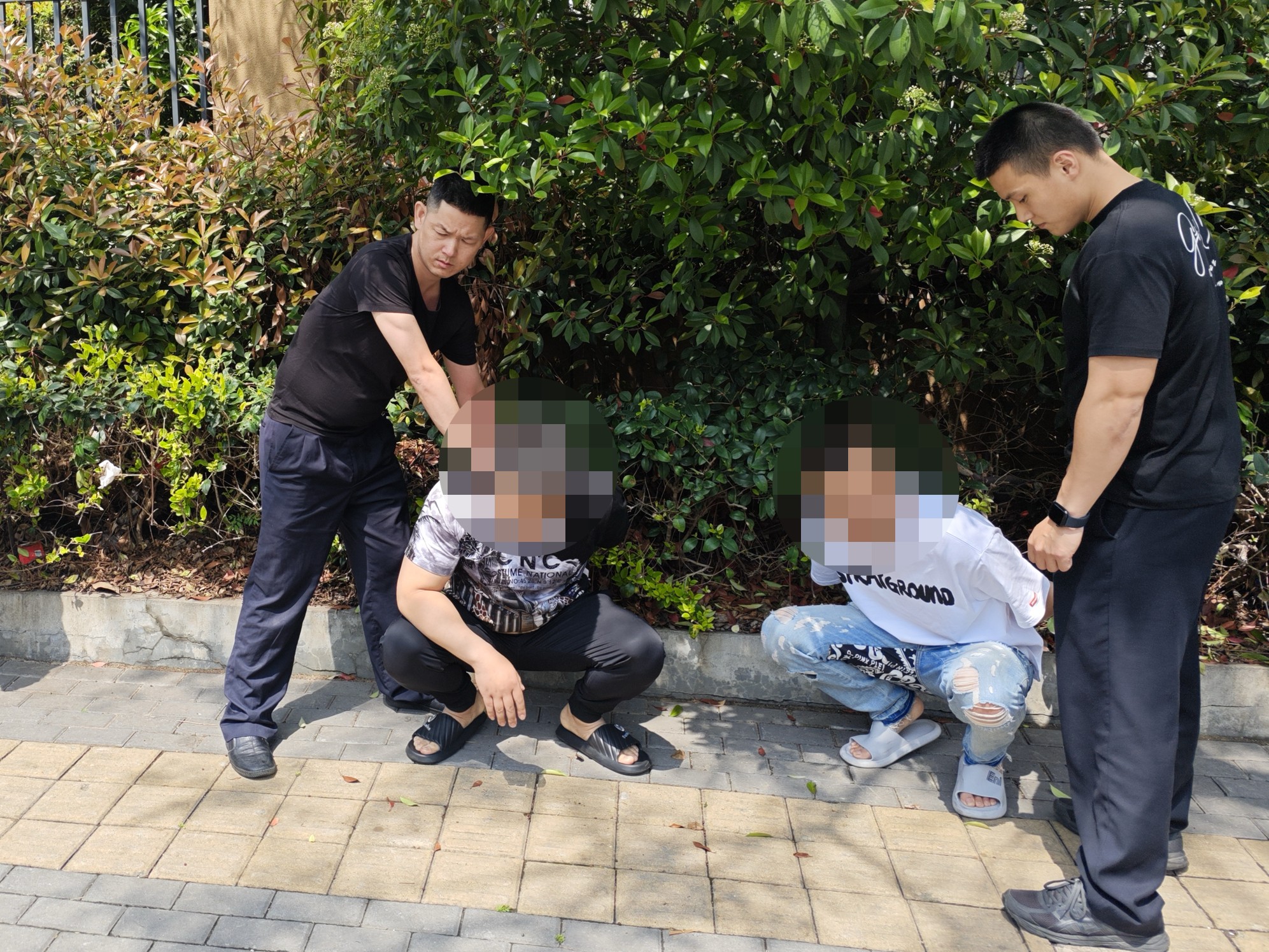 图5-成功抓获两名嫌疑人.jpg 图5-成功抓获两名嫌疑人.jpg