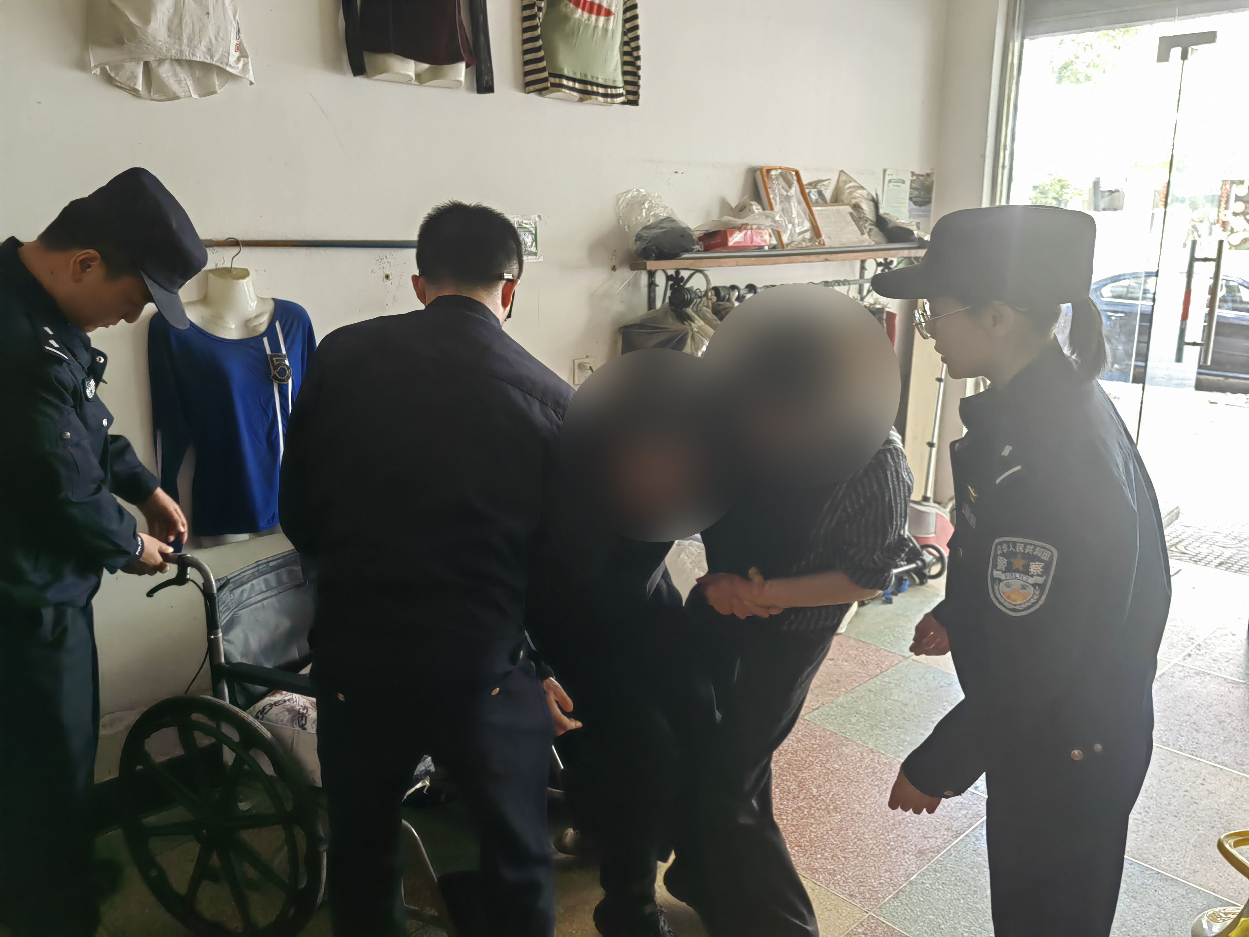 图1-民警前往老人家中.jpg 图1-民警前往老人家中.jpg