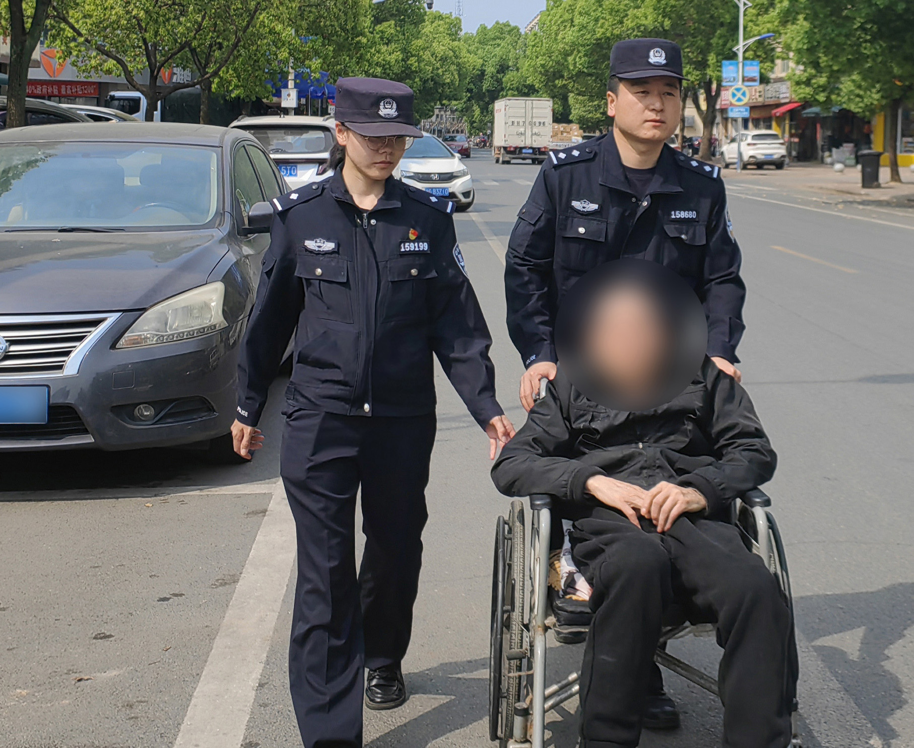 图2-民警将老人送往派出所.jpg 图2-民警将老人送往派出所.jpg