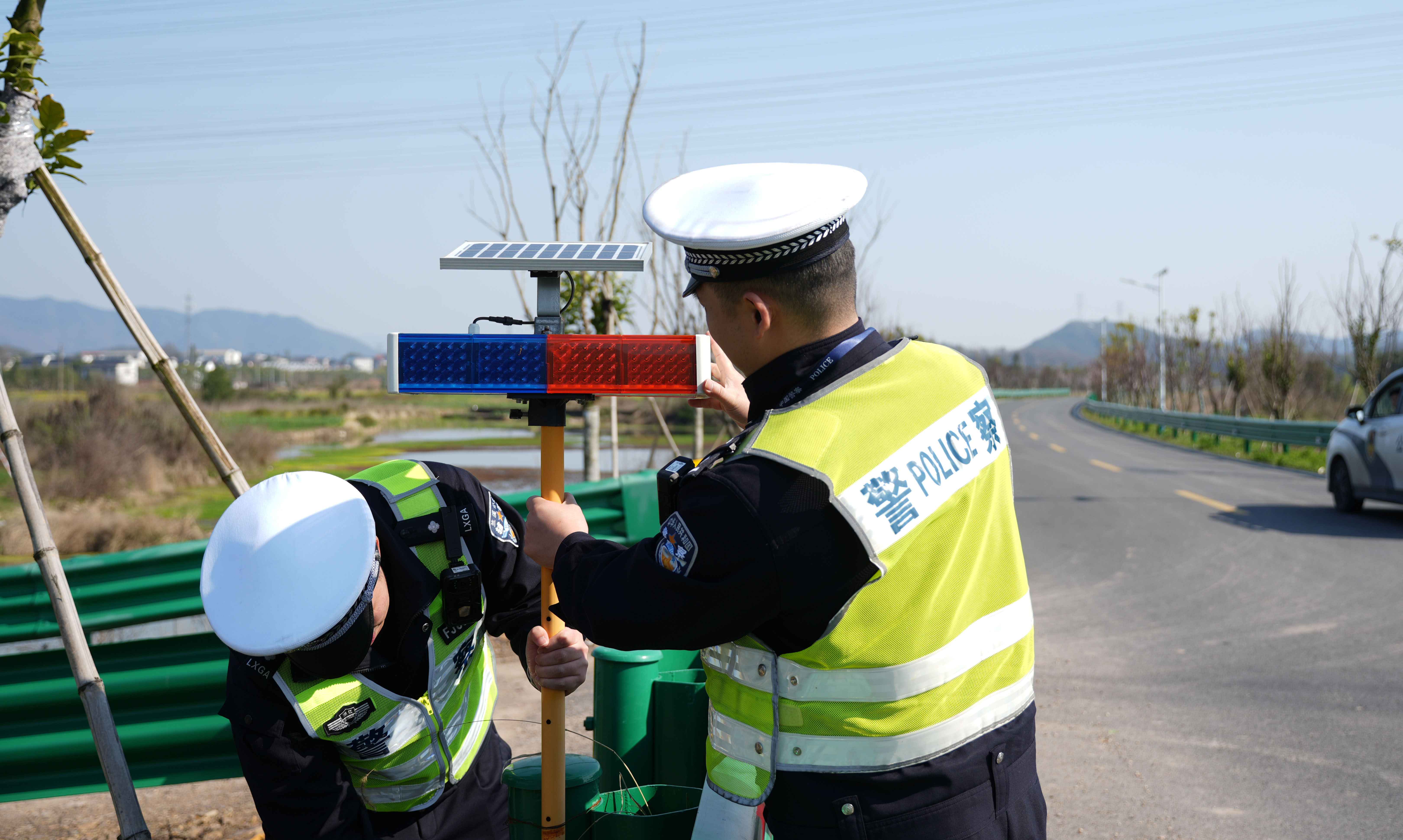 图为兰溪交警对采茶重点道路开展隐患排查工作.jpg 图为兰溪交警对采茶重点道路开展隐患排查工作.jpg