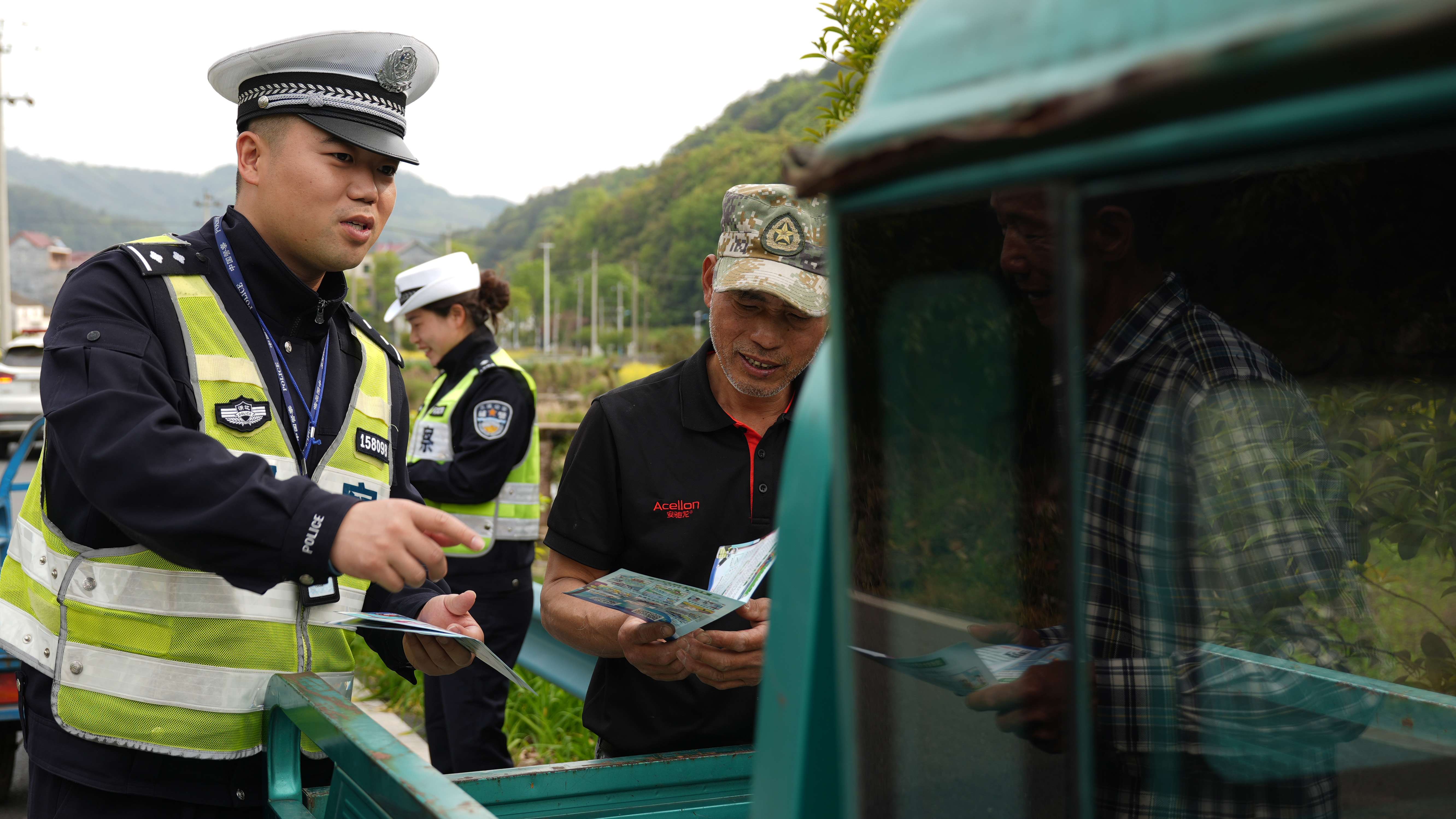 图为兰溪交警走进茶叶收购点,与收购茶叶的村民讲解电动三轮车违法载人的危害性,敲响警示钟,防患于未然。.jpg 图为兰溪交警走进茶叶收购点,与收购茶叶的村民讲解电动三轮车违法载人的危害性,敲响警示钟,防患于未然。.jpg