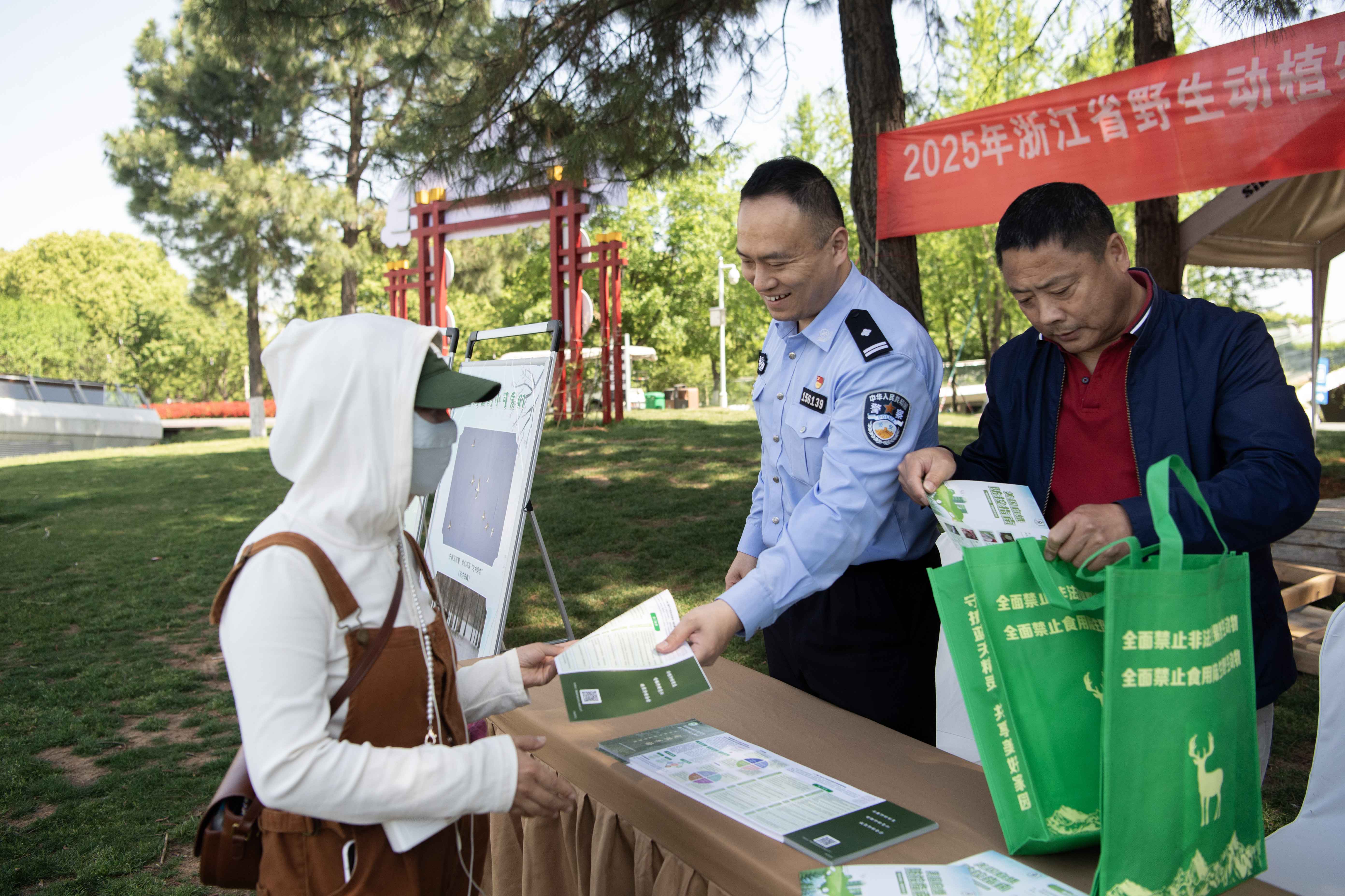 图2-民警讲解鸟类知识.jpg 图2-民警讲解鸟类知识.jpg