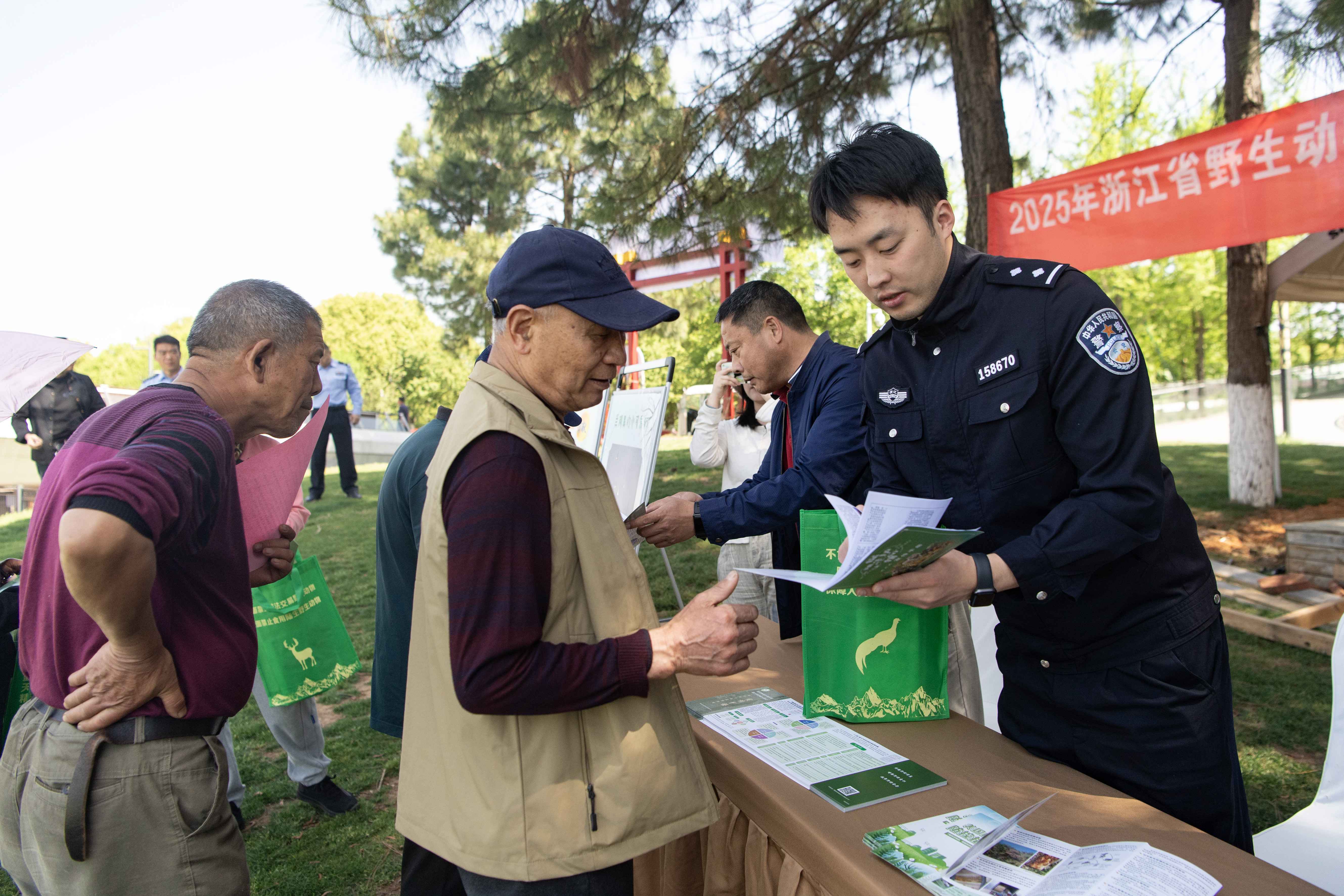 图3-民警讲解鸟类知识.jpg 图3-民警讲解鸟类知识.jpg