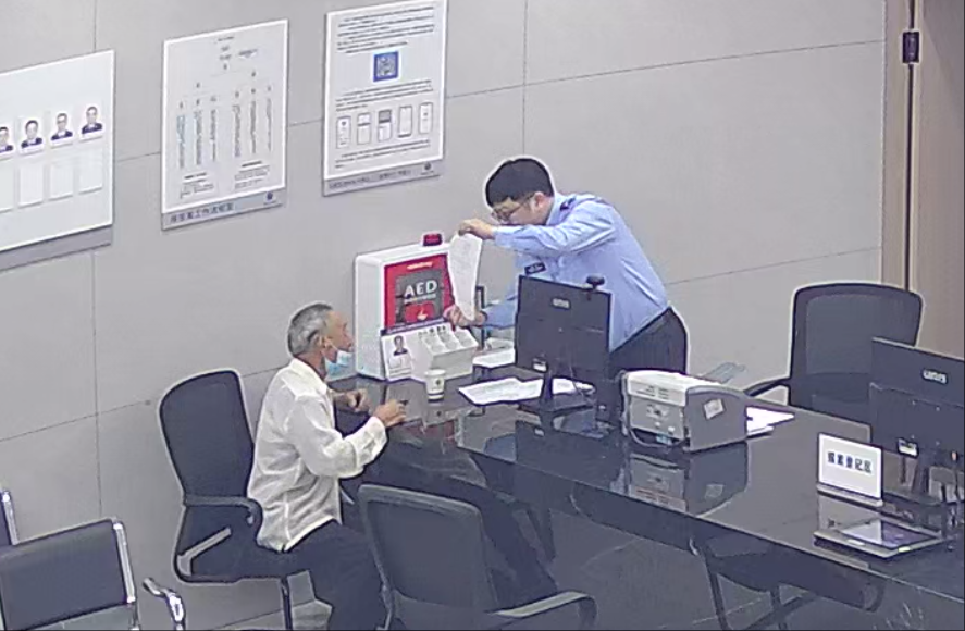 黄海和老人纸笔沟通.png 黄海和老人纸笔沟通.png