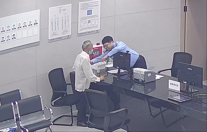 黄海将钱塞回老人上衣口袋.png 黄海将钱塞回老人上衣口袋.png