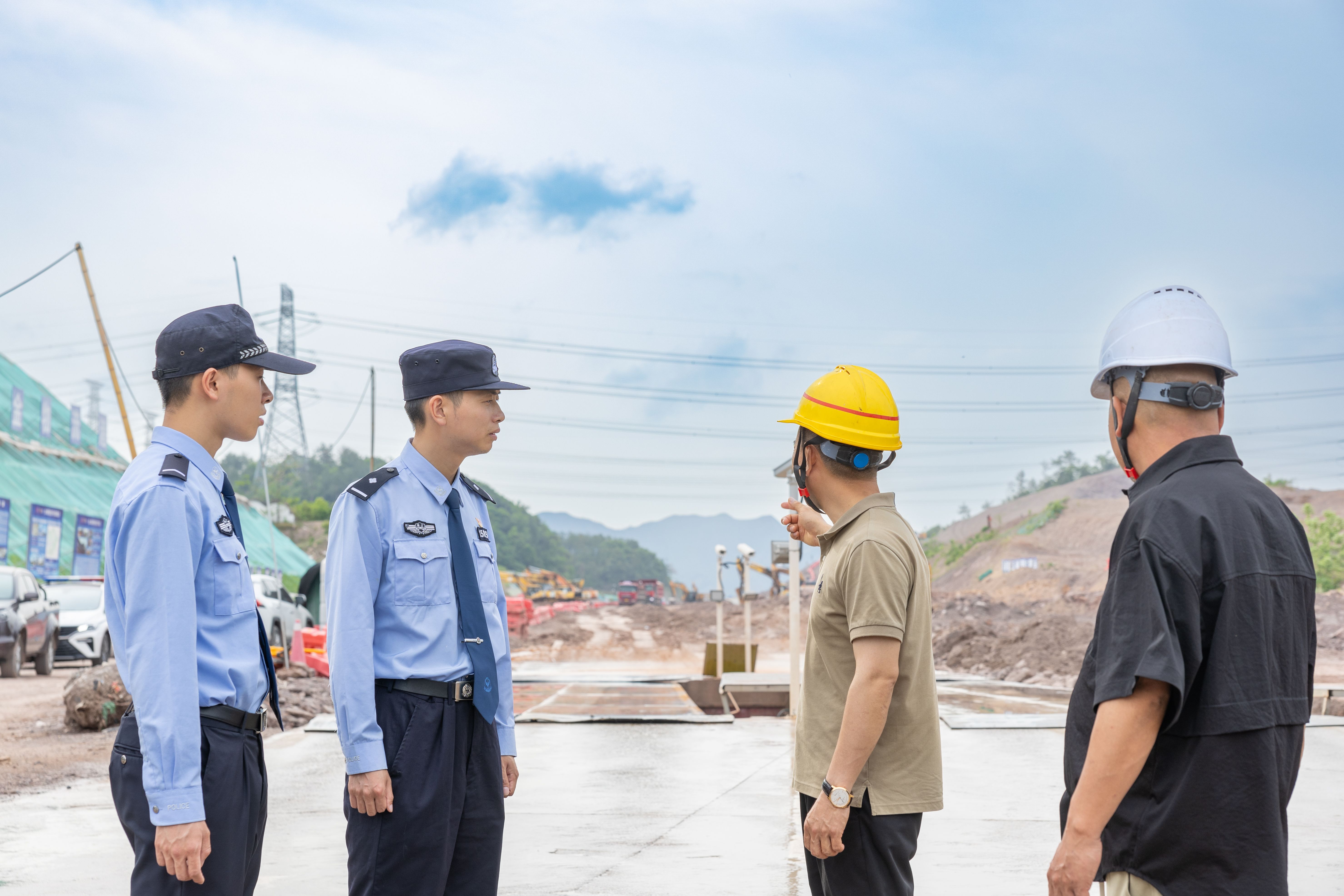 共富警长李欣东走访物流园工地.jpg 共富警长李欣东走访物流园工地.jpg