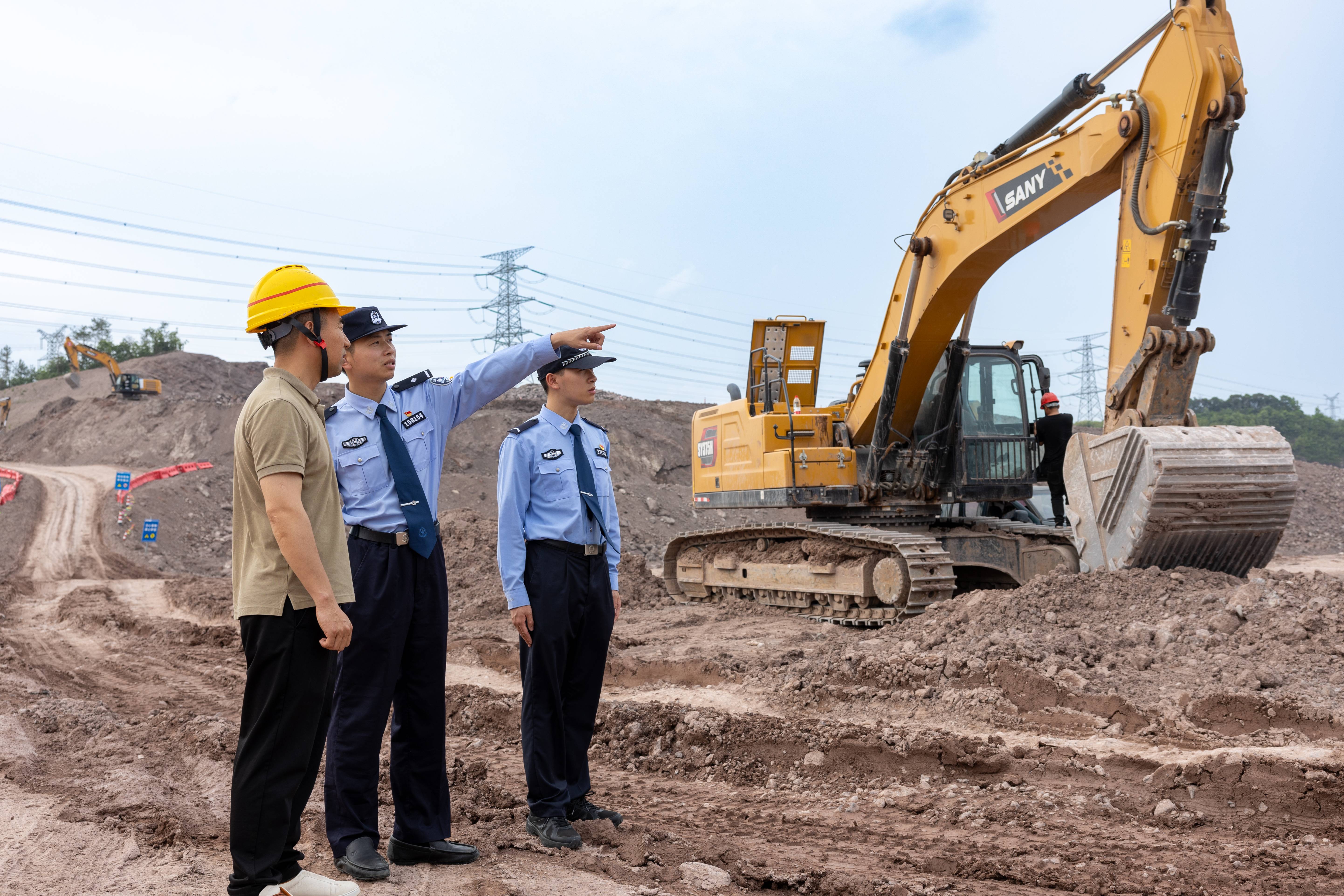 共富警长李欣东开展工地检查.jpg 共富警长李欣东开展工地检查.jpg