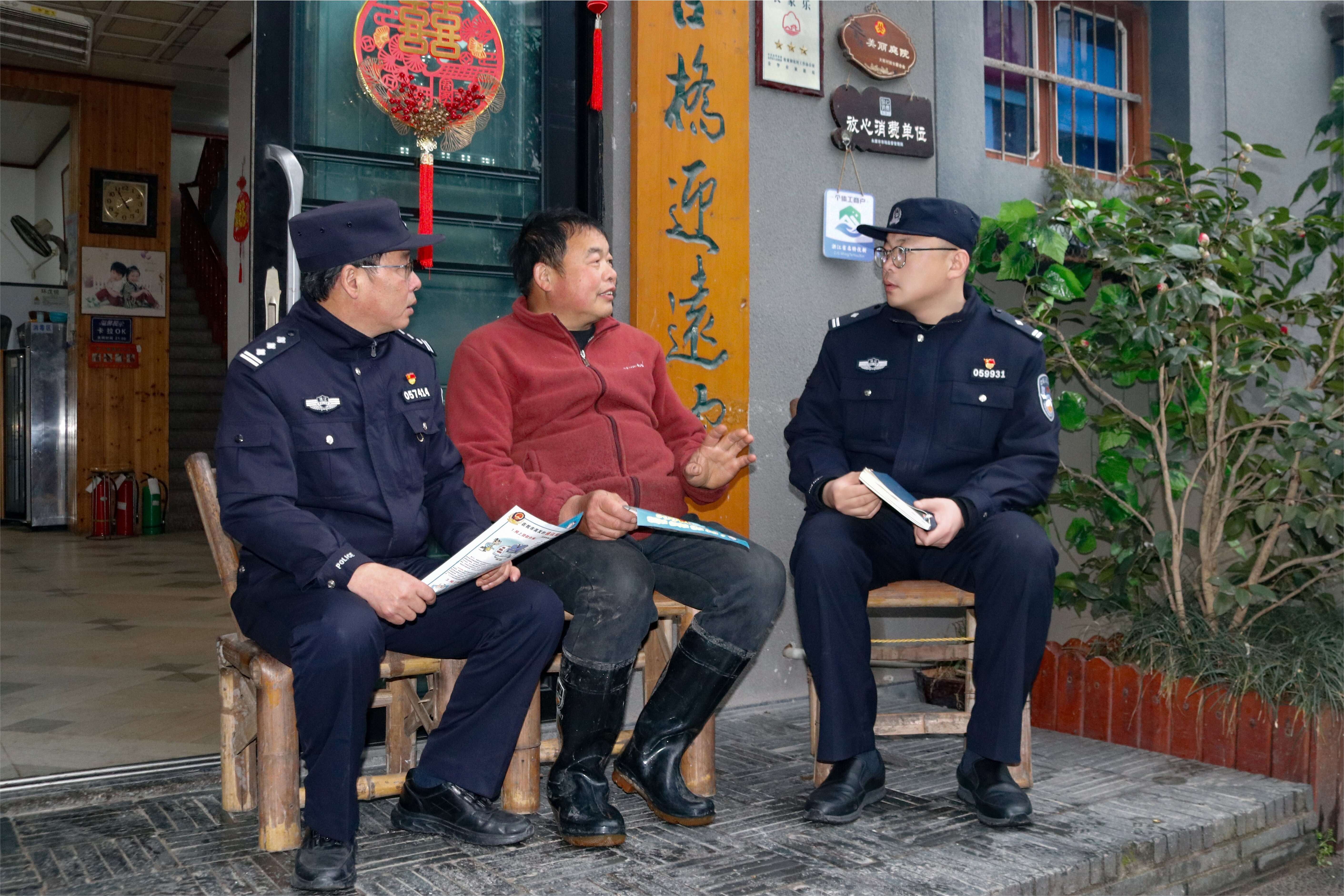 石柱所芋头警官(左)和教导员朱世敏(右)走访大陈村三友农家民宿.jpg 石柱所芋头警官(左)和教导员朱世敏(右)走访大陈村三友农家民宿.jpg