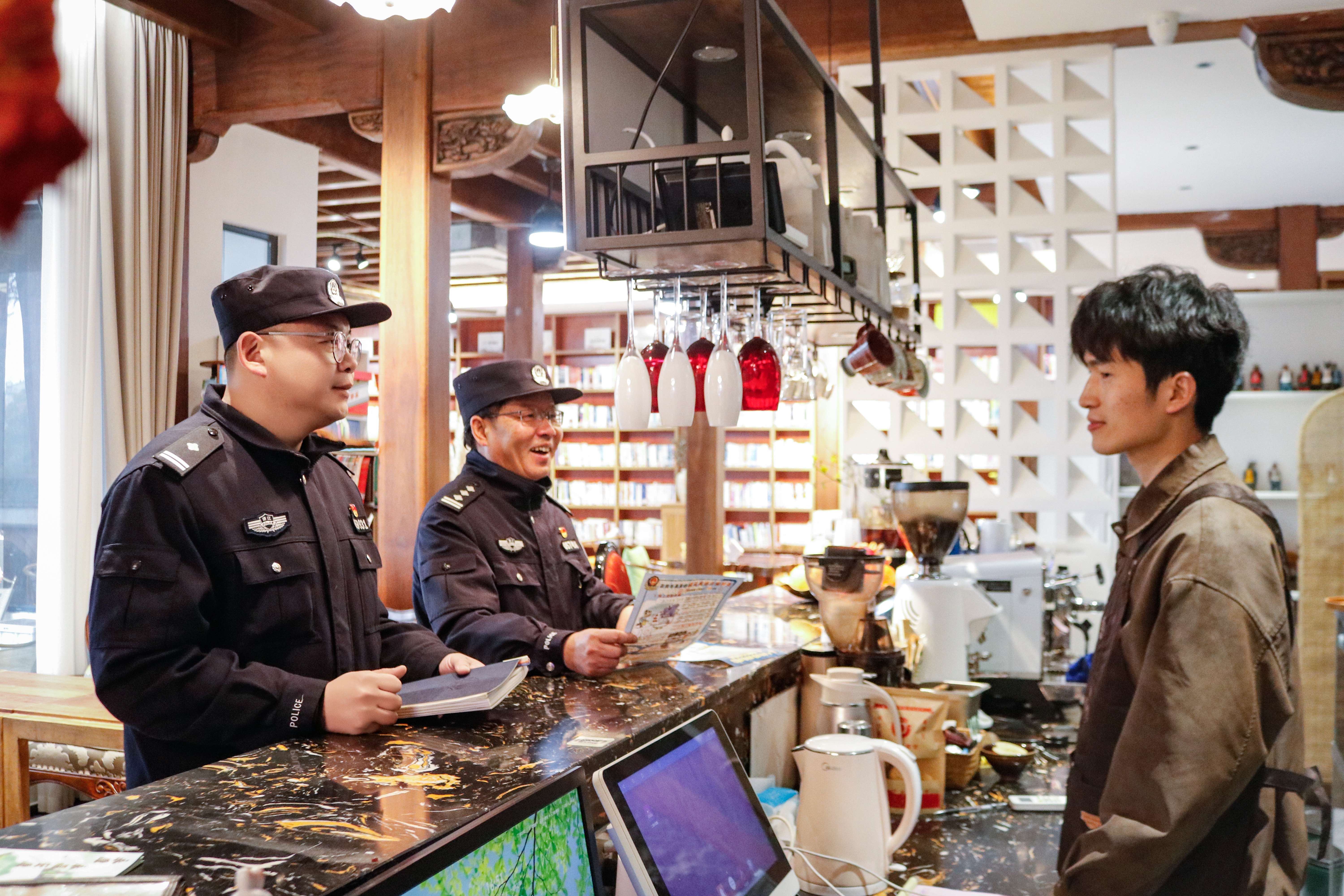 石柱所教导员朱世敏(左)和芋头警官(右)走访景区咖啡馆开展平安宣传.jpg 石柱所教导员朱世敏(左)和芋头警官(右)走访景区咖啡馆开展平安宣传.jpg