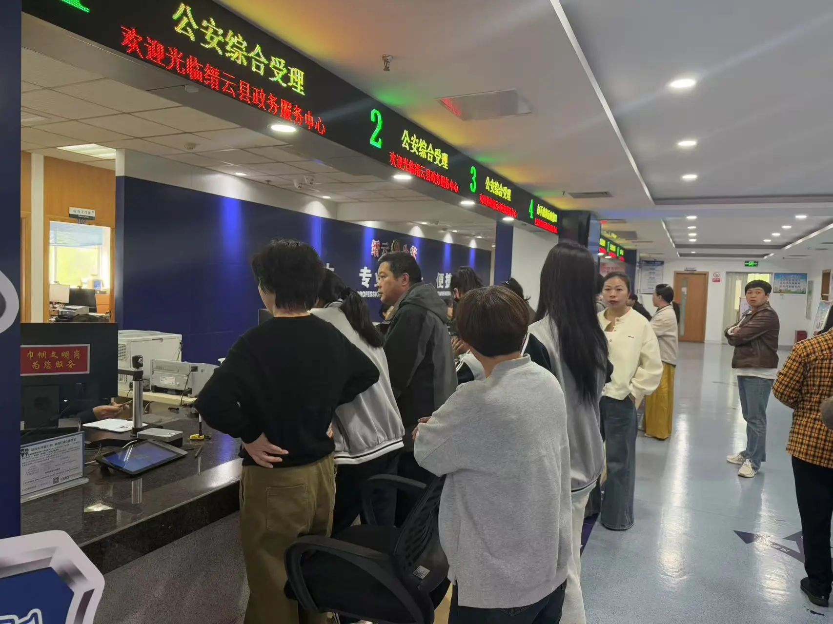 浙江缙云县公安局办事服务中心多措并举应对办证高峰