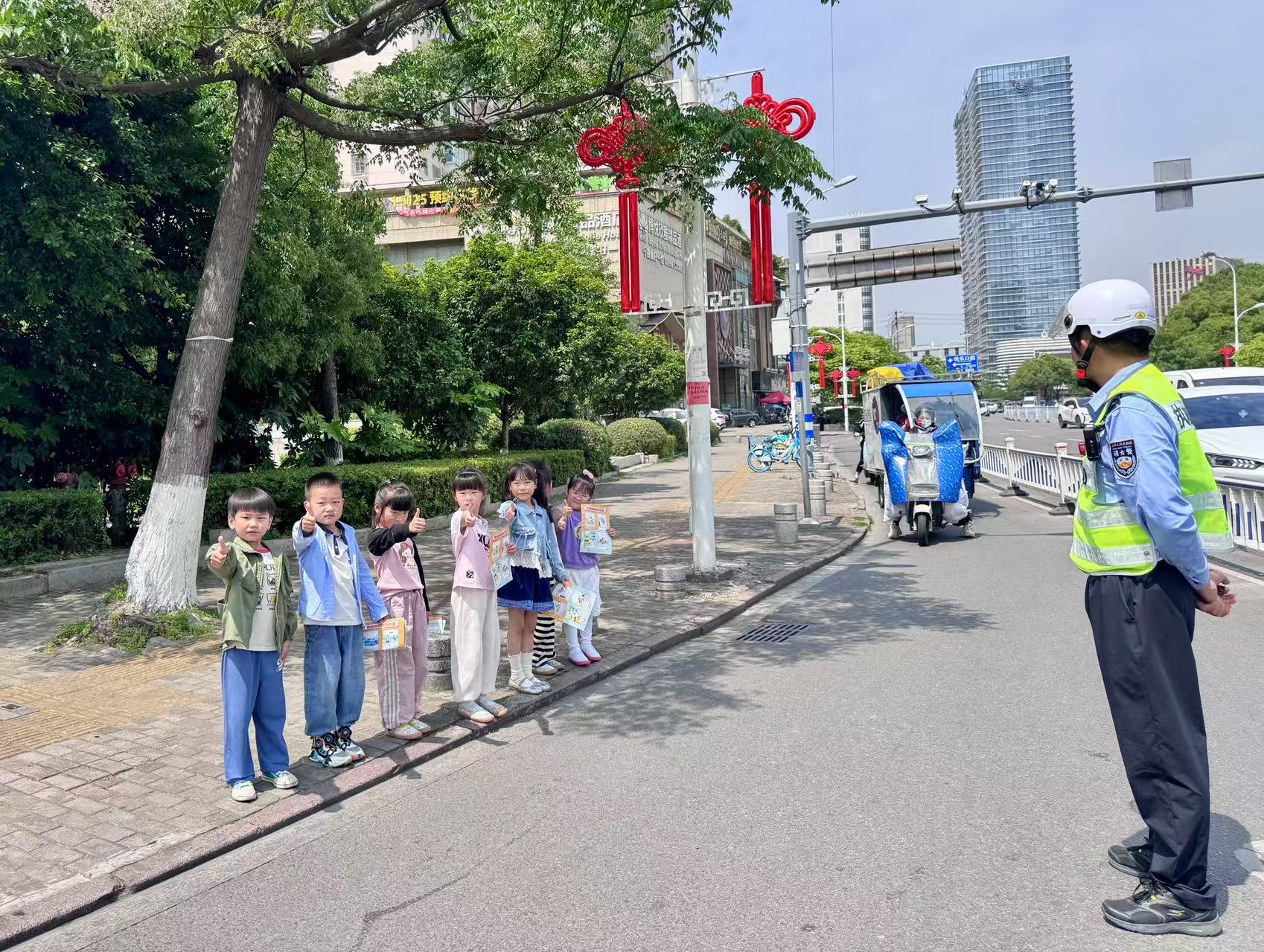 浙江永嘉：劳动节之日体验之“我是小交警”