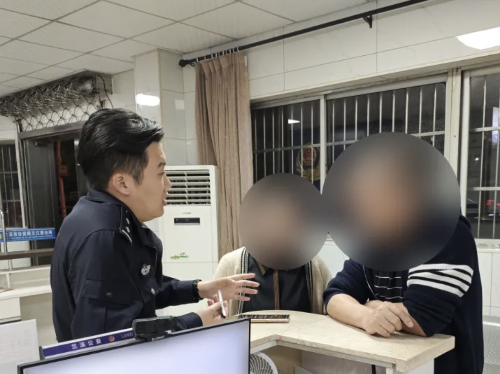 图2-民警耐心讲解诈骗套路.jpg 图2-民警耐心讲解诈骗套路.jpg