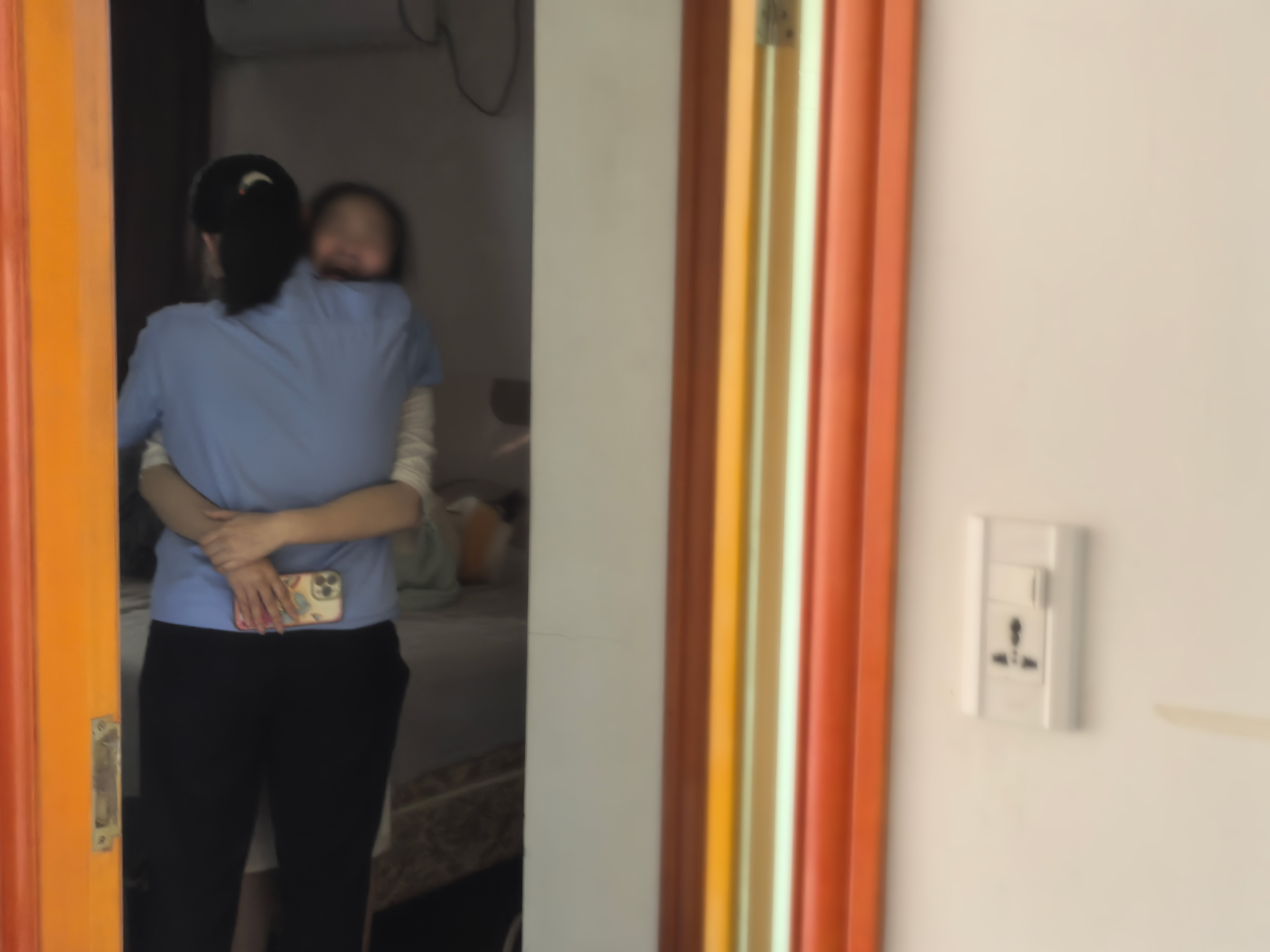 图为女辅警李春萍温柔拥抱安慰.jpg 图为女辅警李春萍温柔拥抱安慰.jpg