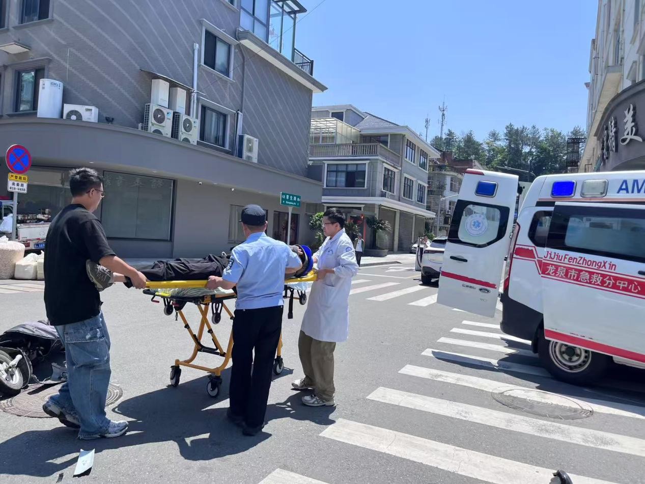 浙江龙泉：路遇交通事故 民警果断出手