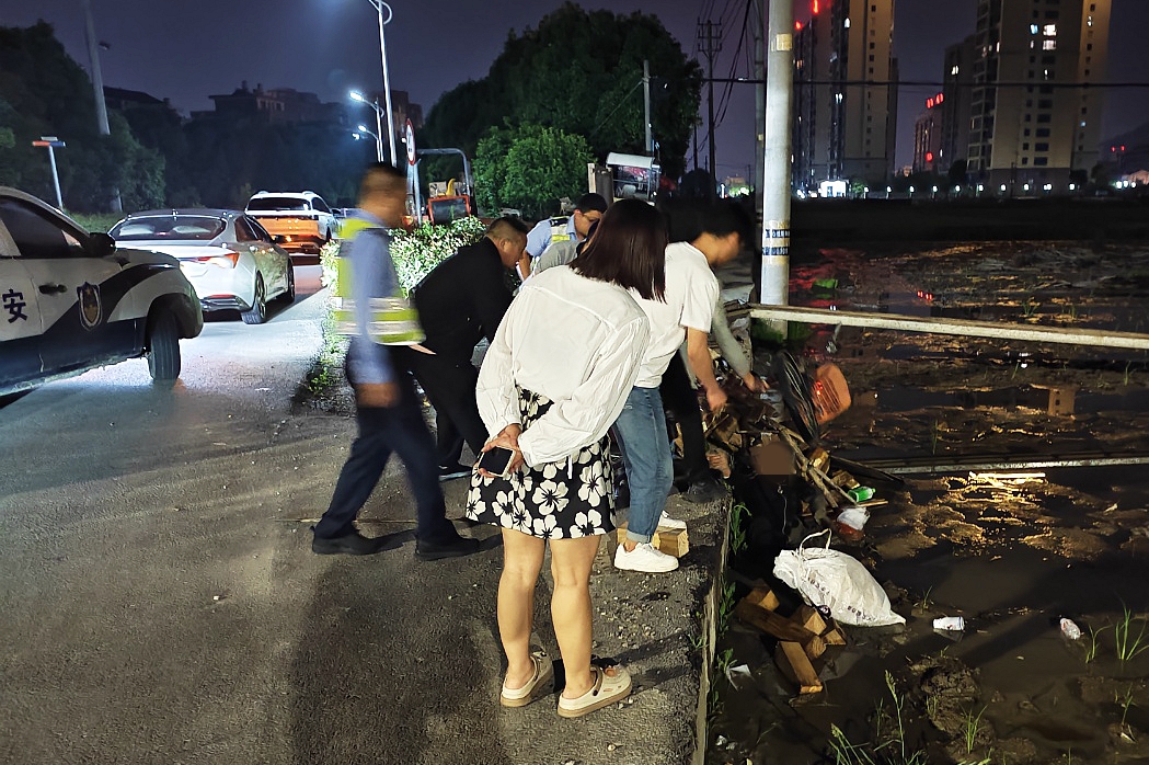 救助被困老人.jpg 救助被困老人.jpg