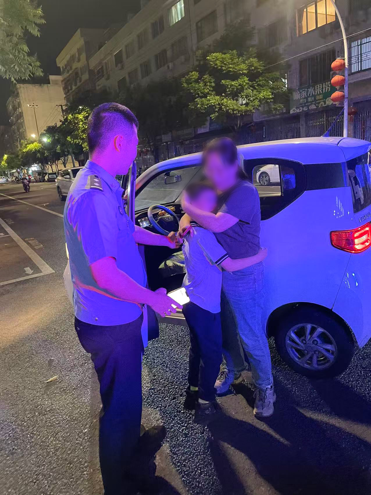 母子相拥.jpg 母子相拥.jpg