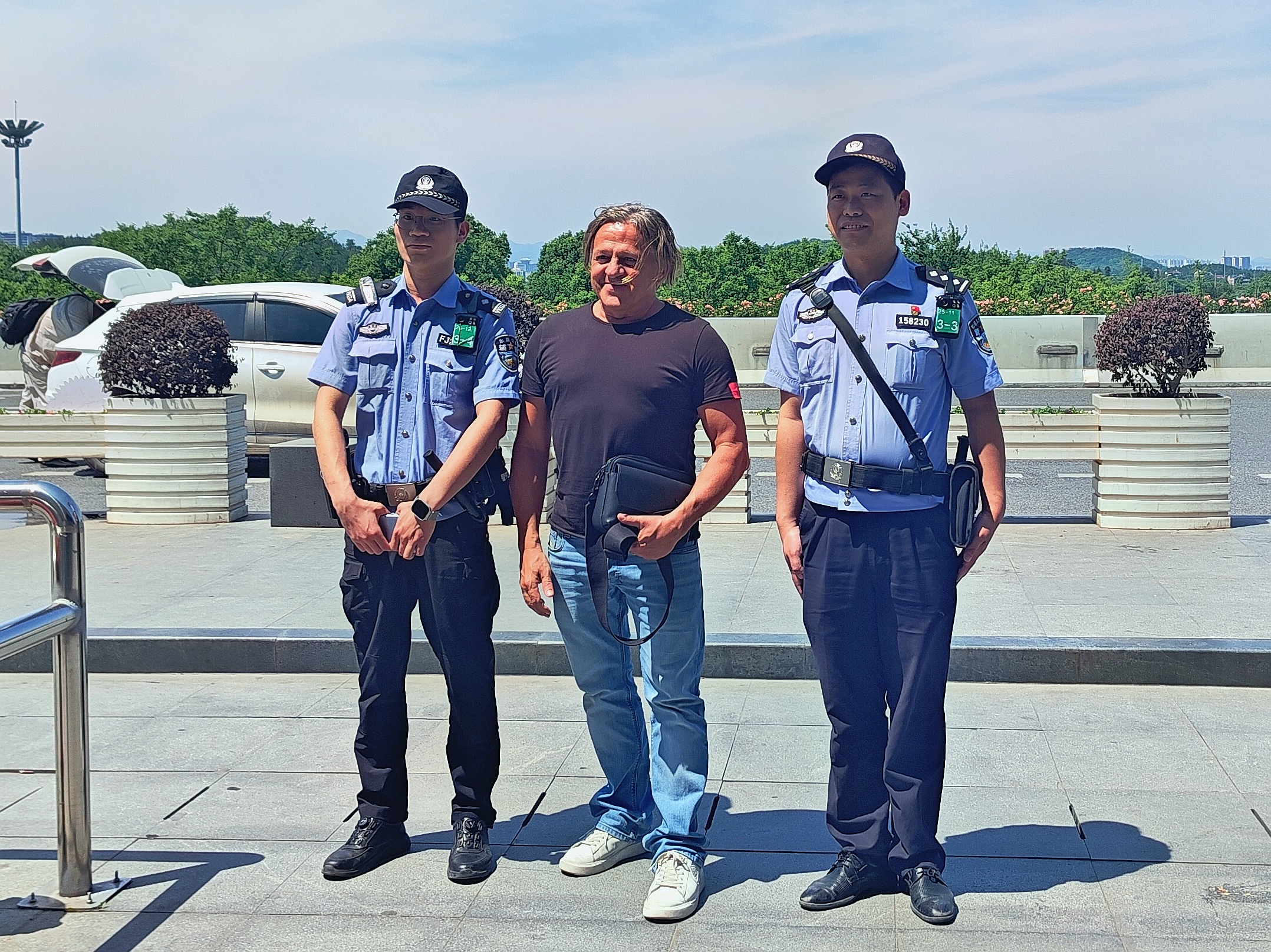 外国人与民警合影.jpg