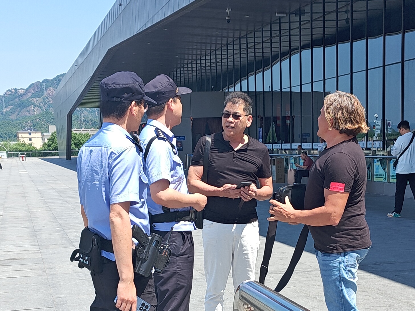浙江永康：在高铁站前，民警被强烈要求合影还收获一个“跨国赞”