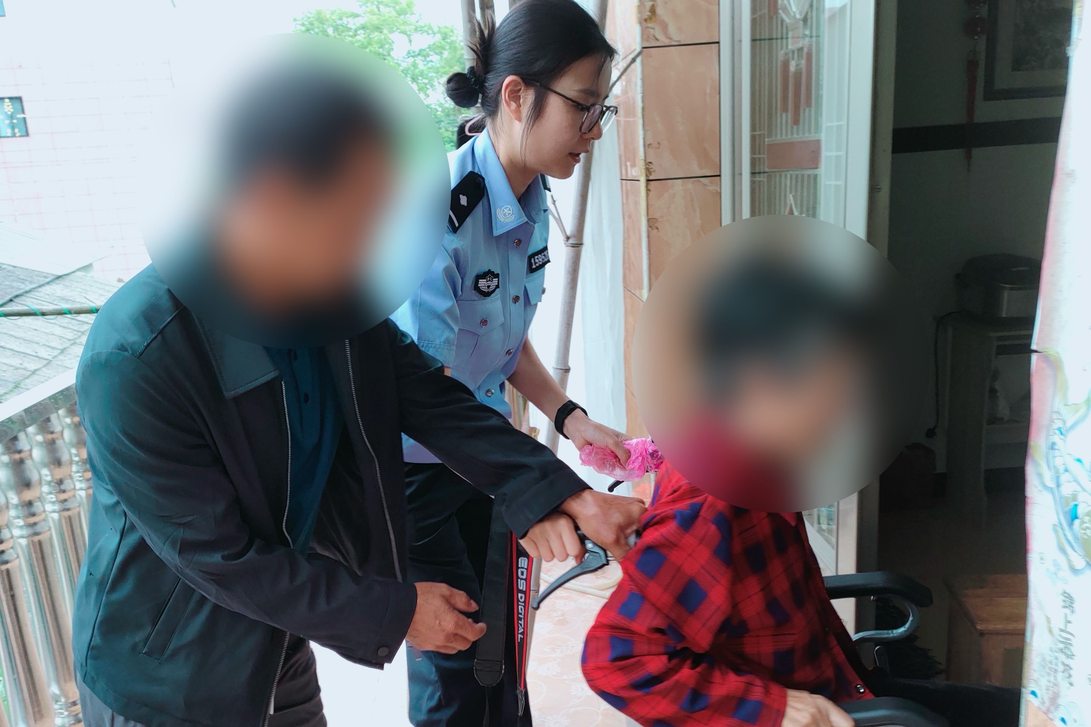 图2-将李大娘推至家中光线明亮处.jpg 图2-将李大娘推至家中光线明亮处.jpg