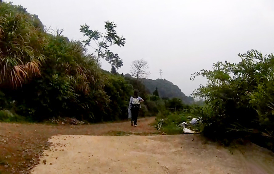 在山路找到女孩.jpg 在山路找到女孩.jpg