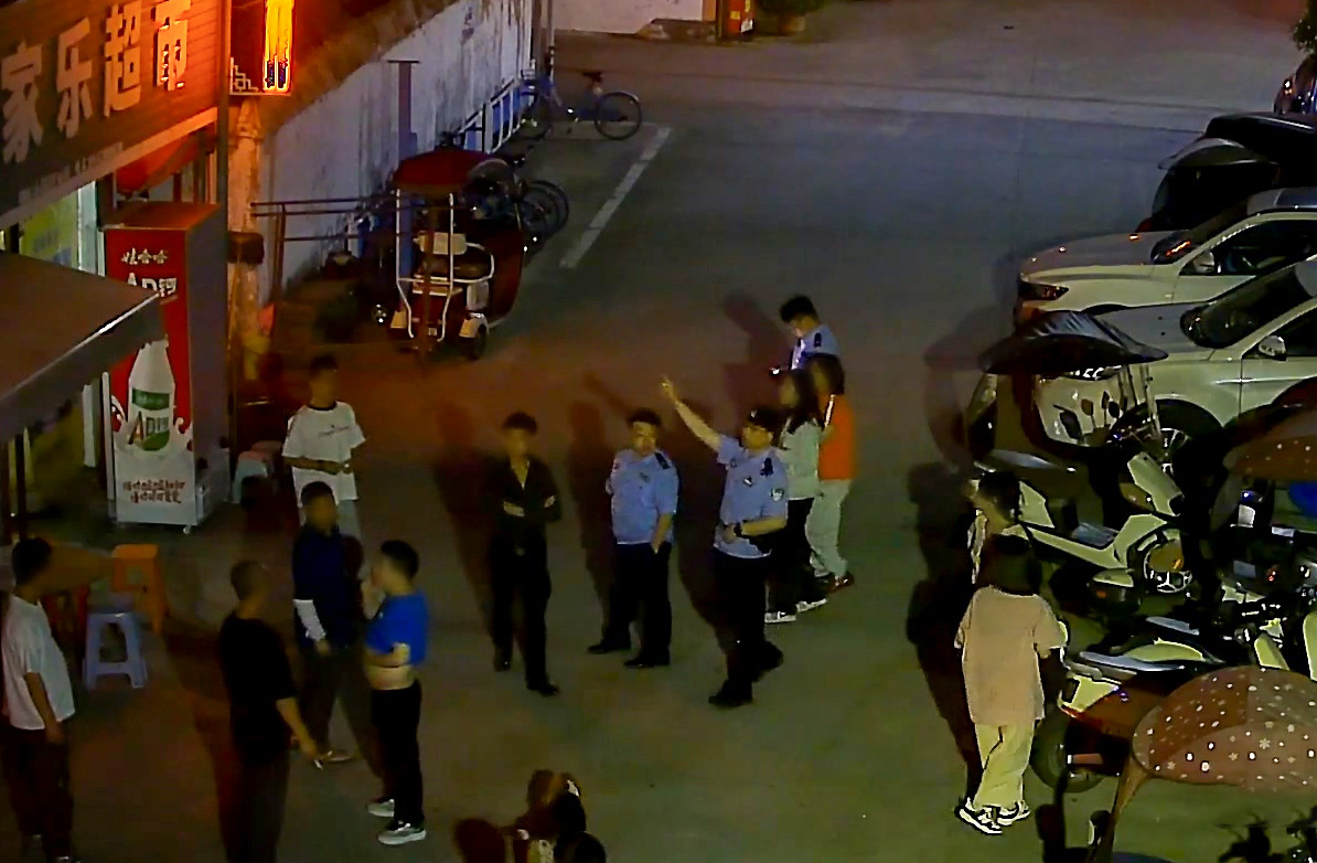 民警带队寻找.jpg 民警带队寻找.jpg