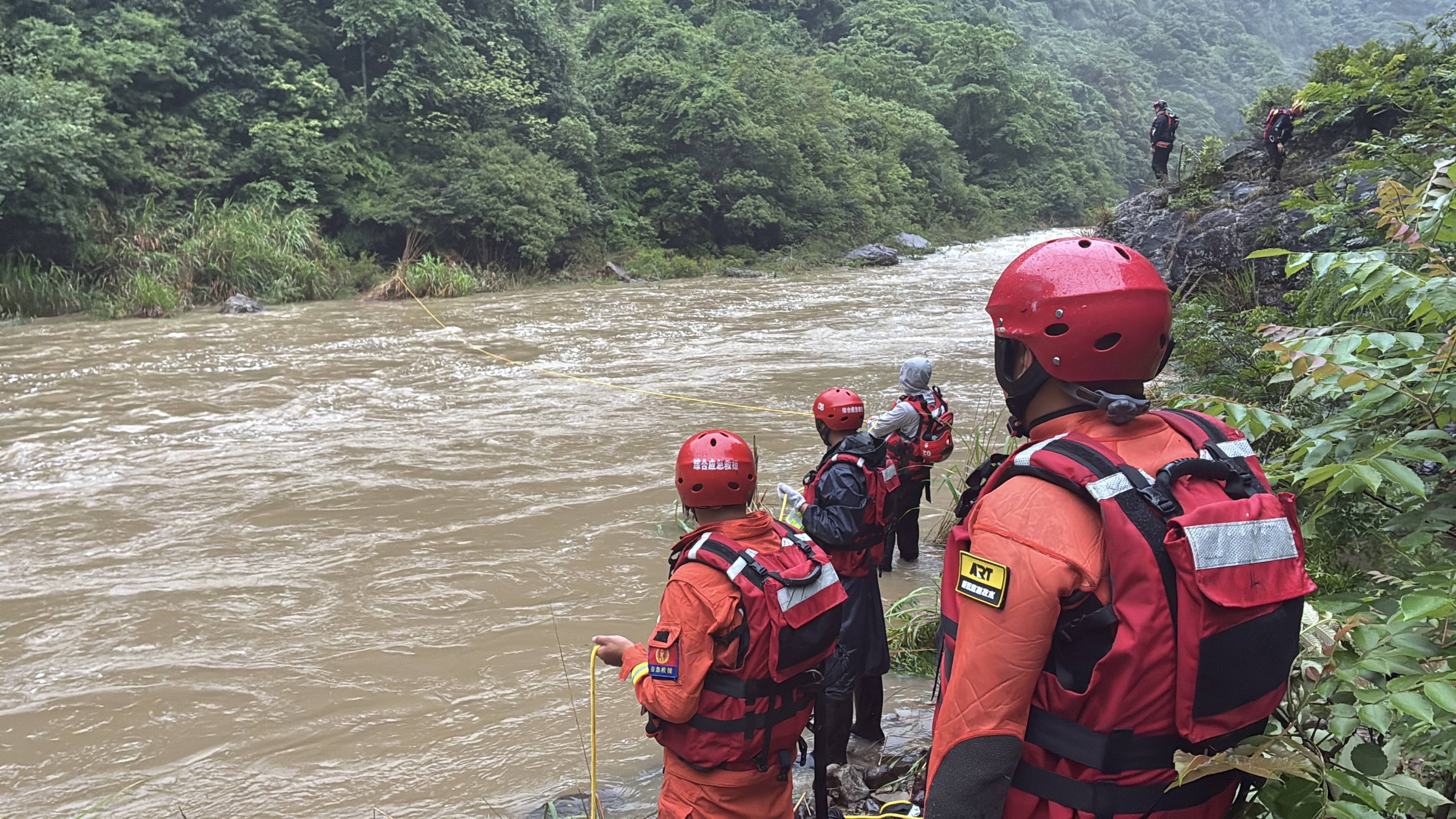 钓友遇山洪被困对岸 浙江景宁民警紧急救援