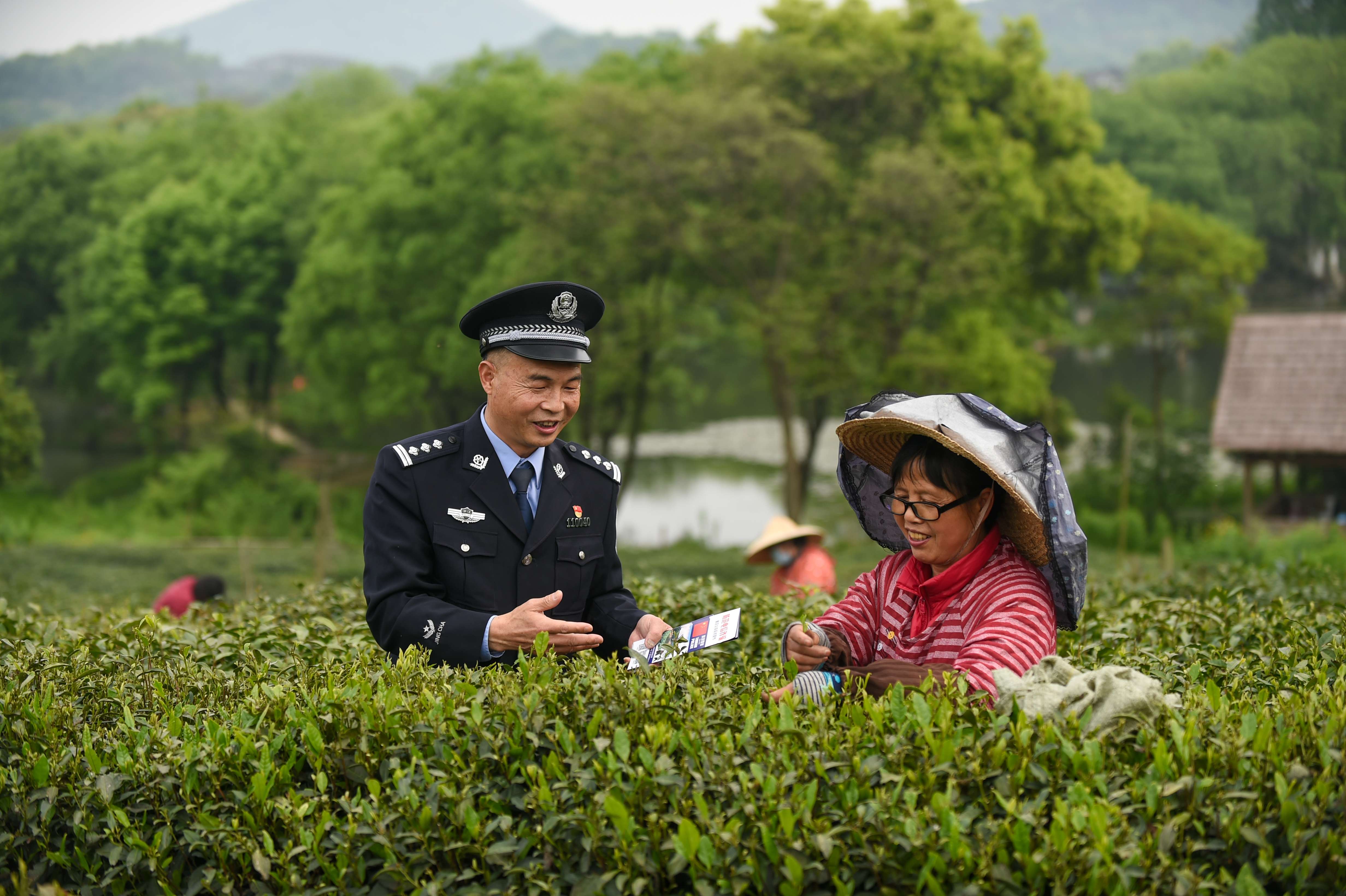 民警与群众.jpg 民警与群众.jpg
