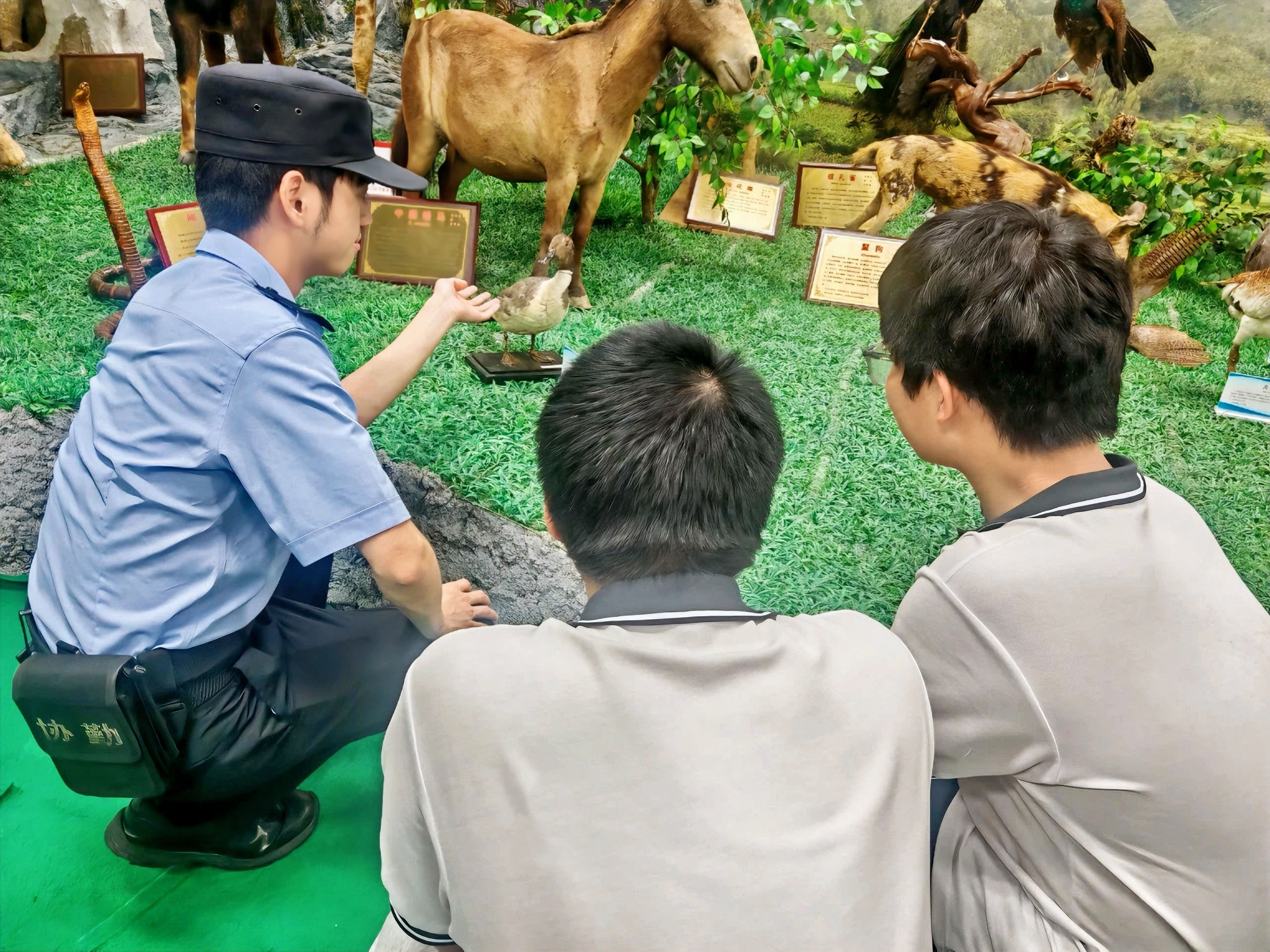 带领学生实践活动.jpg 带领学生实践活动.jpg