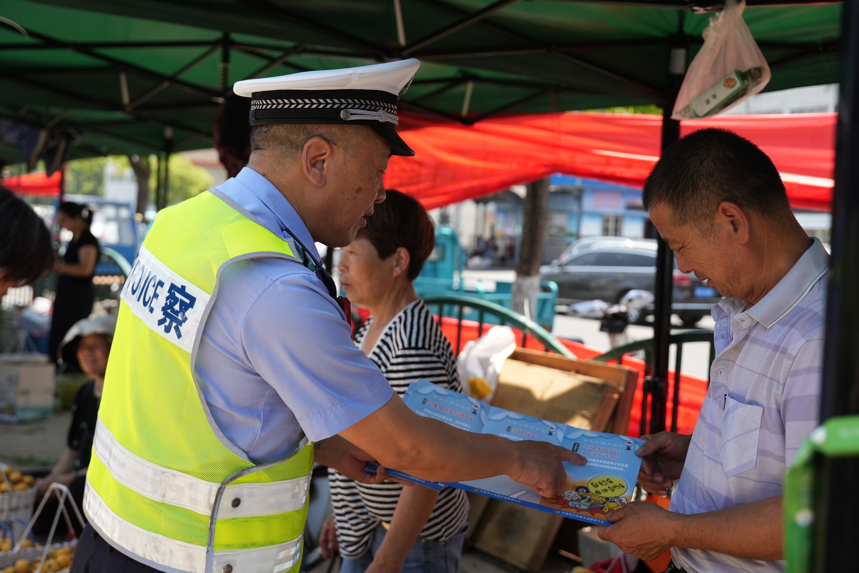 图为交警到枇杷销售点开展交通安全宣传教育。.jpg 图为交警到枇杷销售点开展交通安全宣传教育。.jpg