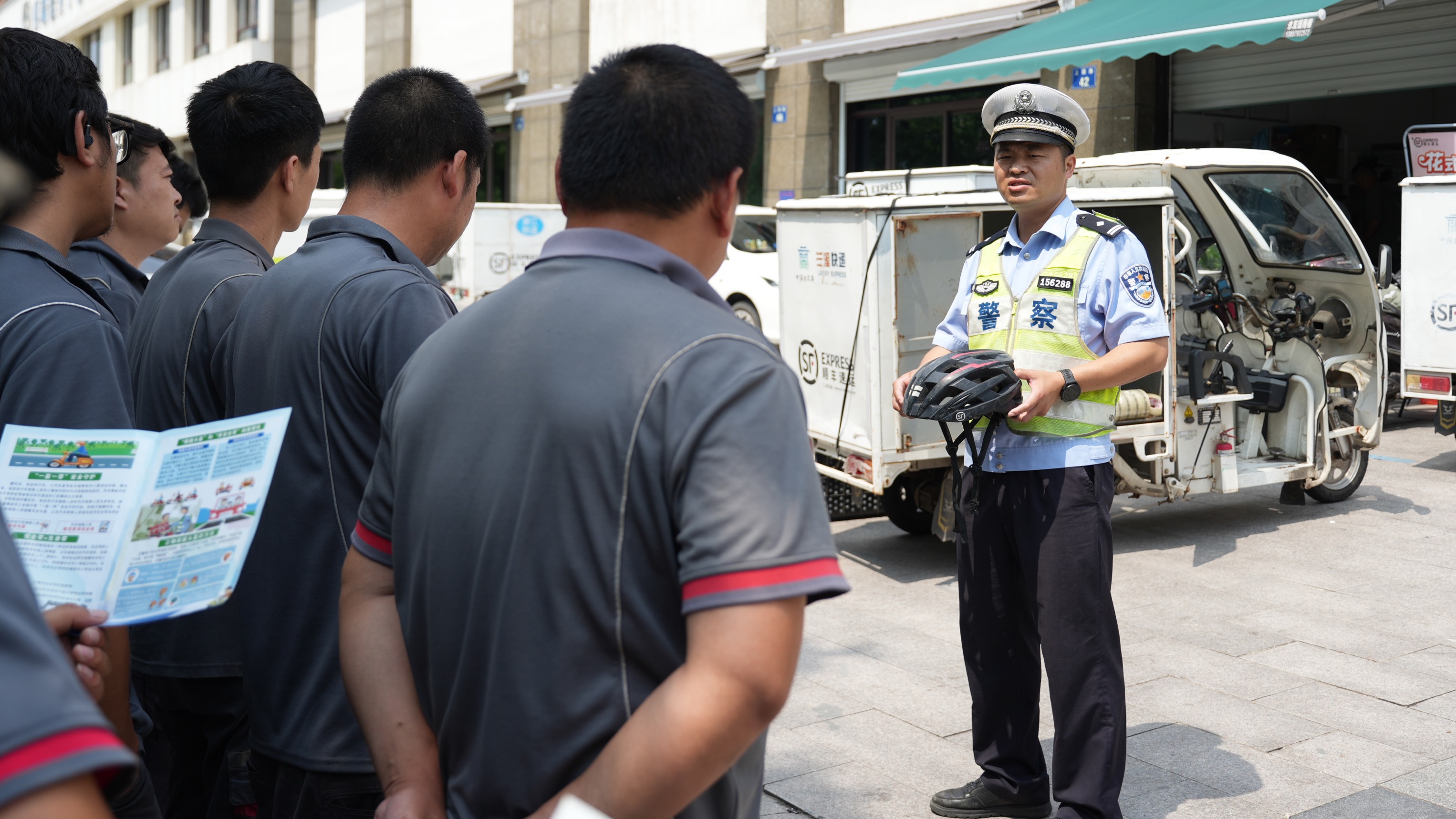 图为交警到快递企业开展交通安全宣传教育。.jpg 图为交警到快递企业开展交通安全宣传教育。.jpg