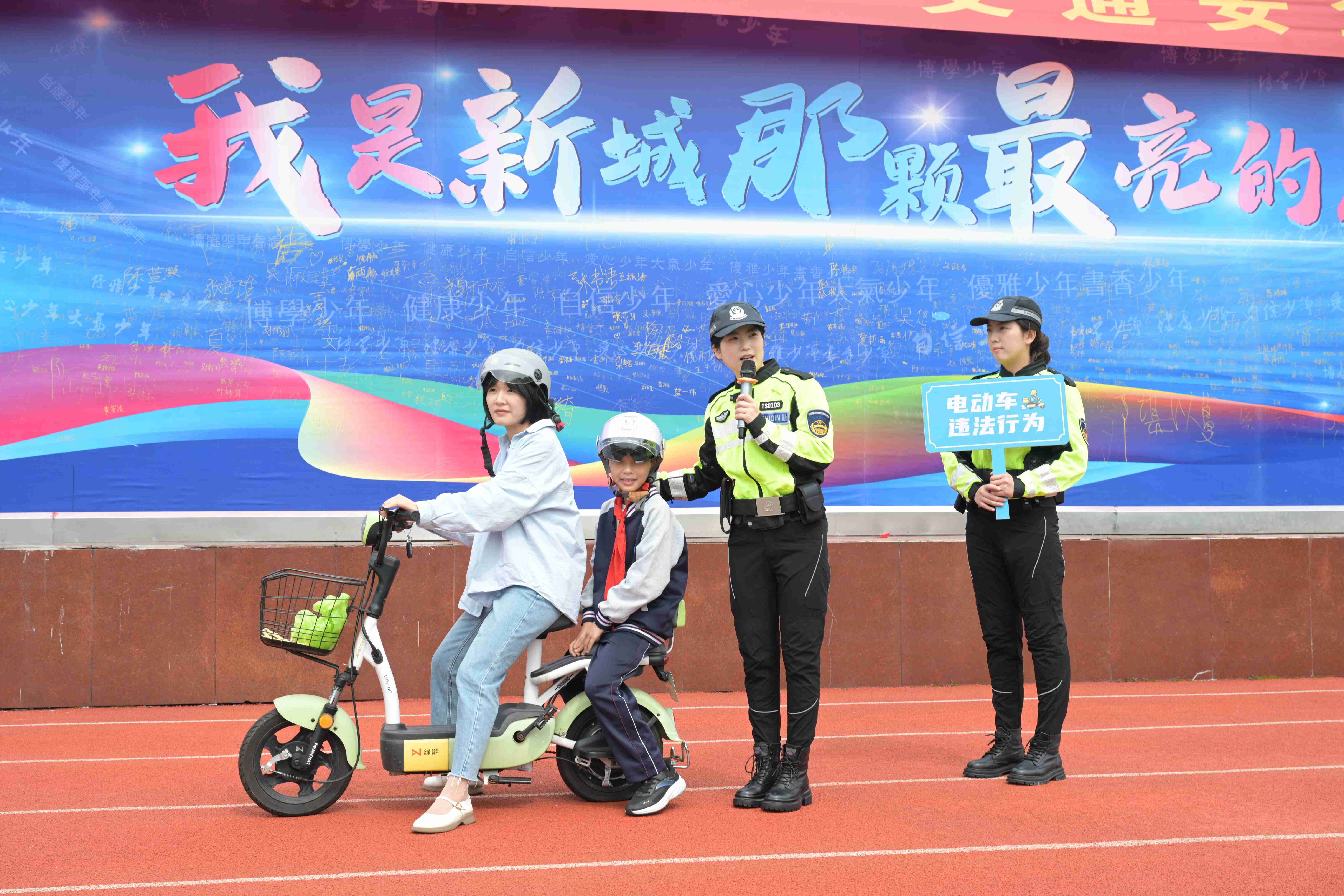 电动车违法行为模拟2.jpg 电动车违法行为模拟2.jpg