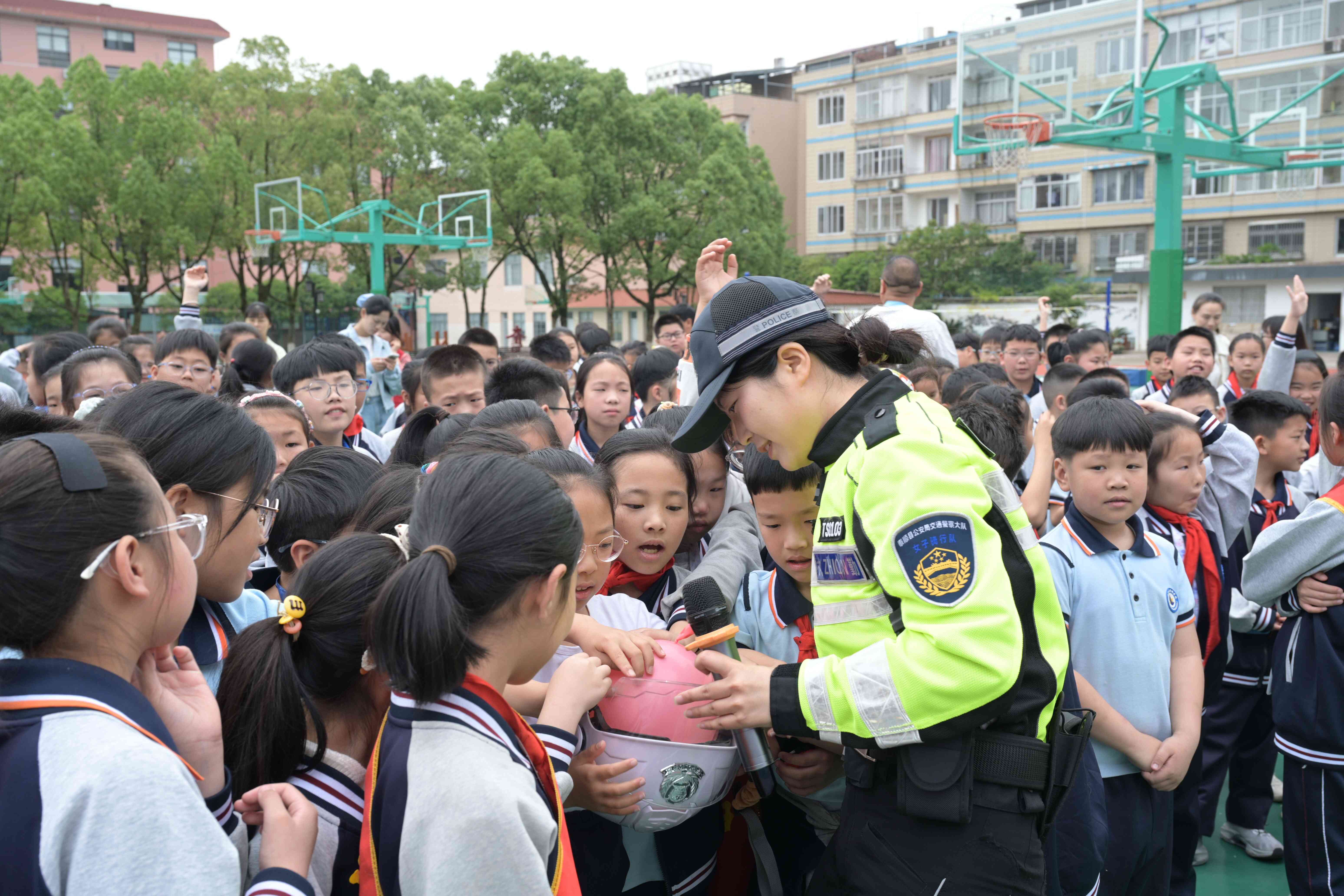 学生互动2.jpg 学生互动2.jpg