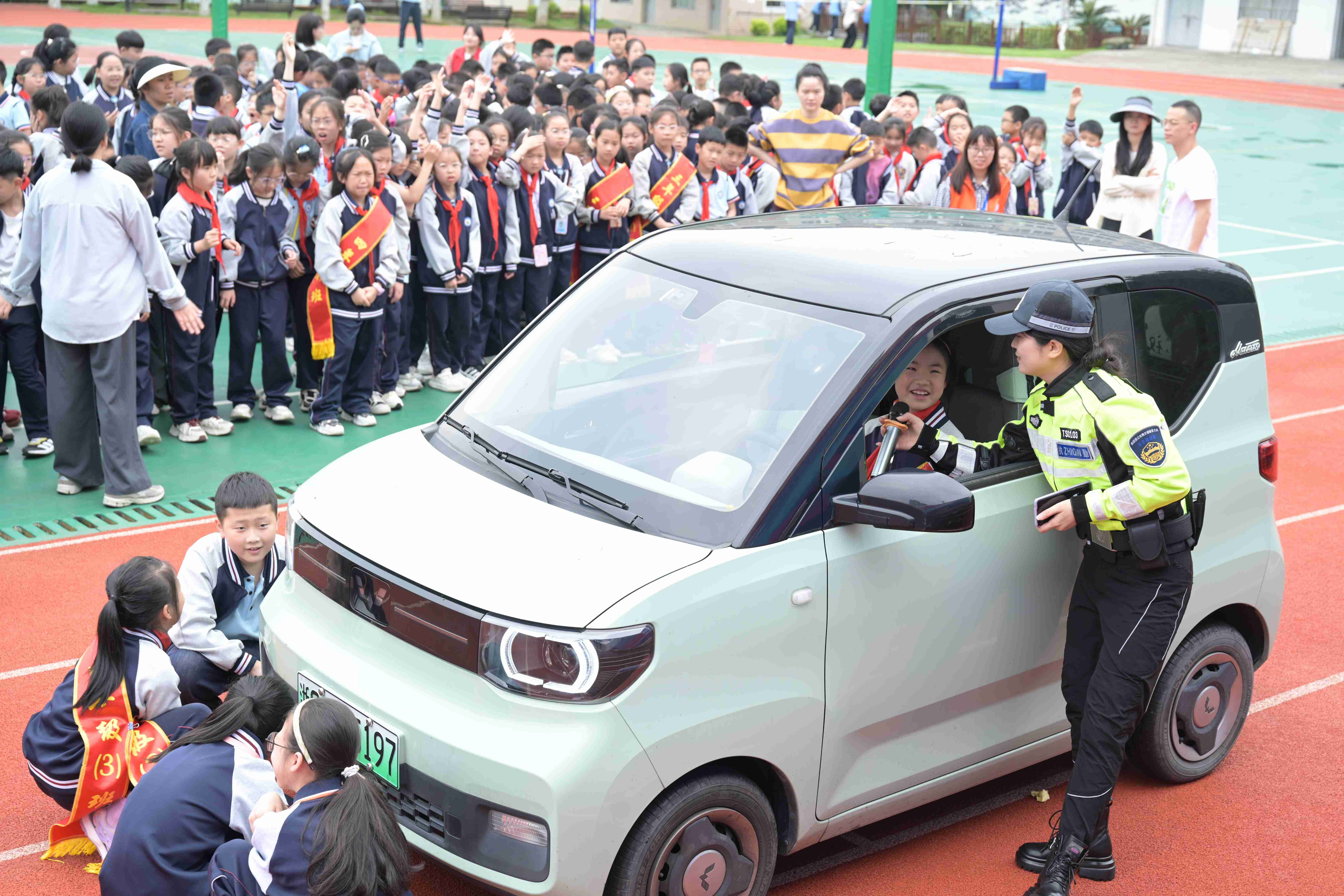 车辆盲区体验1.jpg 车辆盲区体验1.jpg