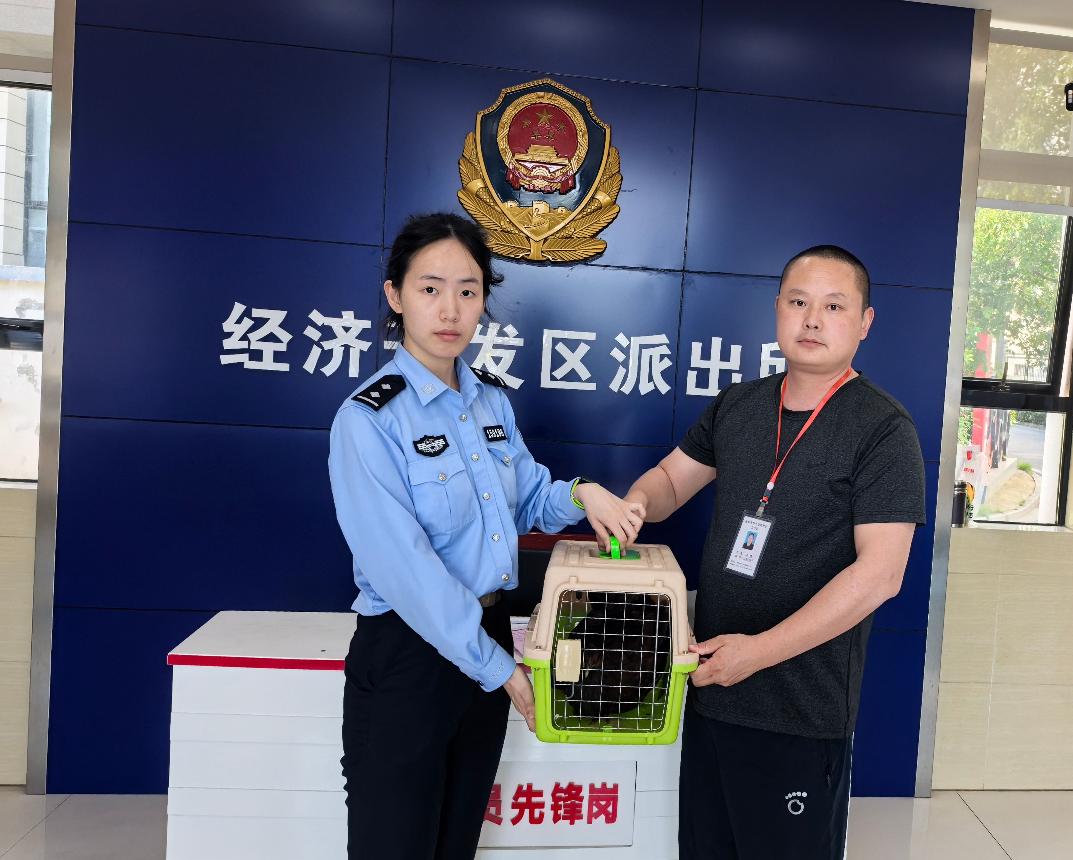 民警联合专业人员共同救助.jpg 民警联合专业人员共同救助.jpg