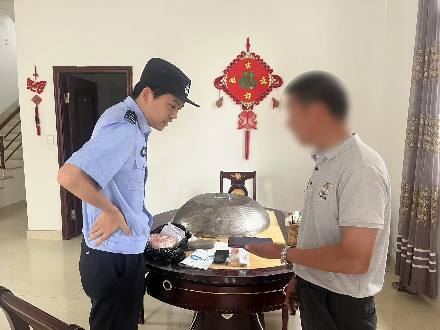 浙江乐清：取13万元现金投资“股票一级平台” 民警紧急劝阻