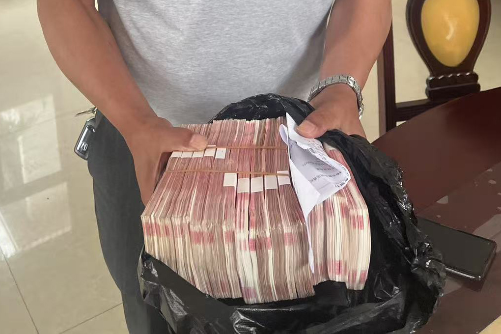 13万元现金.jpg