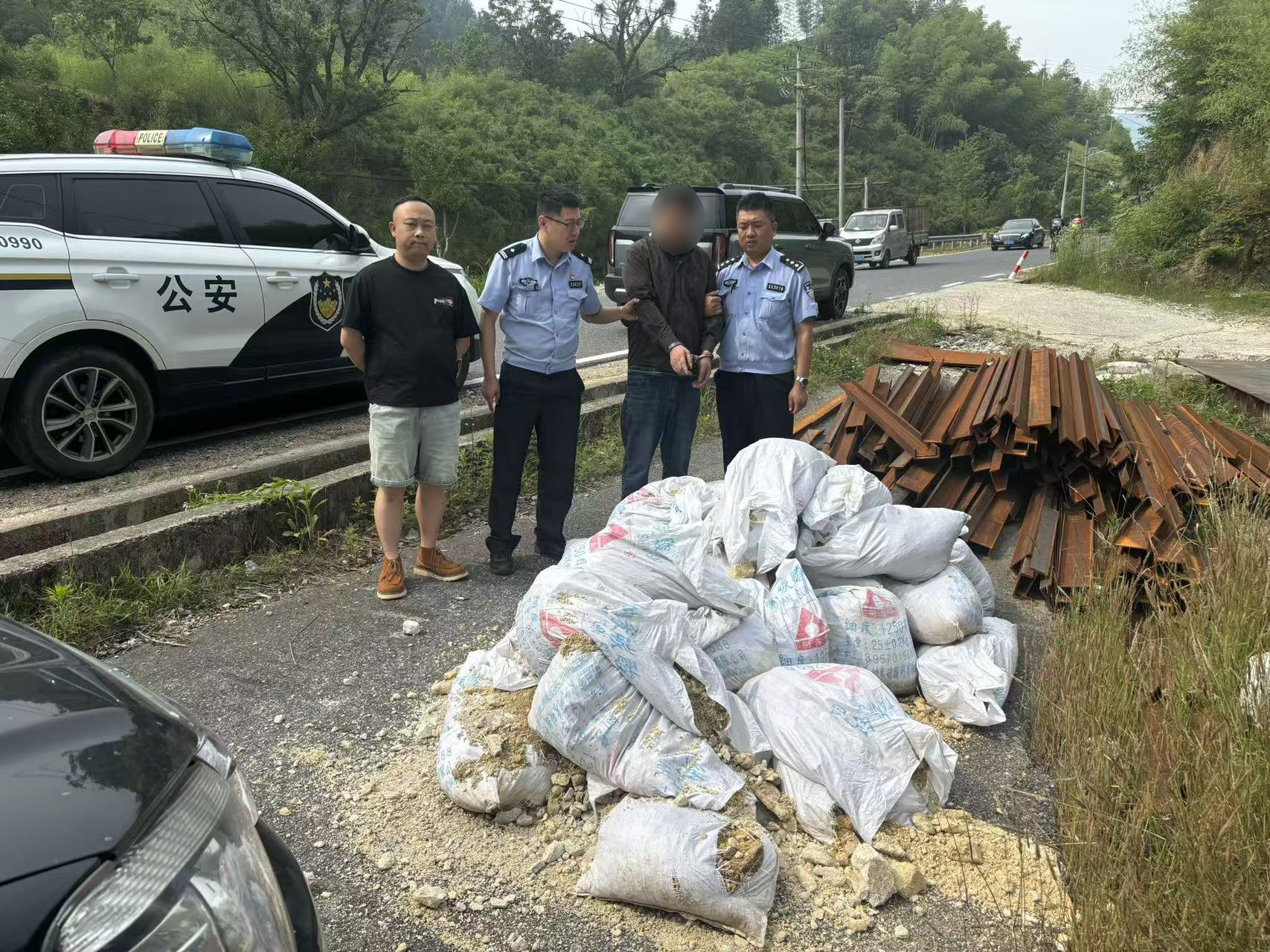 浙江杭州：五人结伙盗窃萤石矿被刑拘