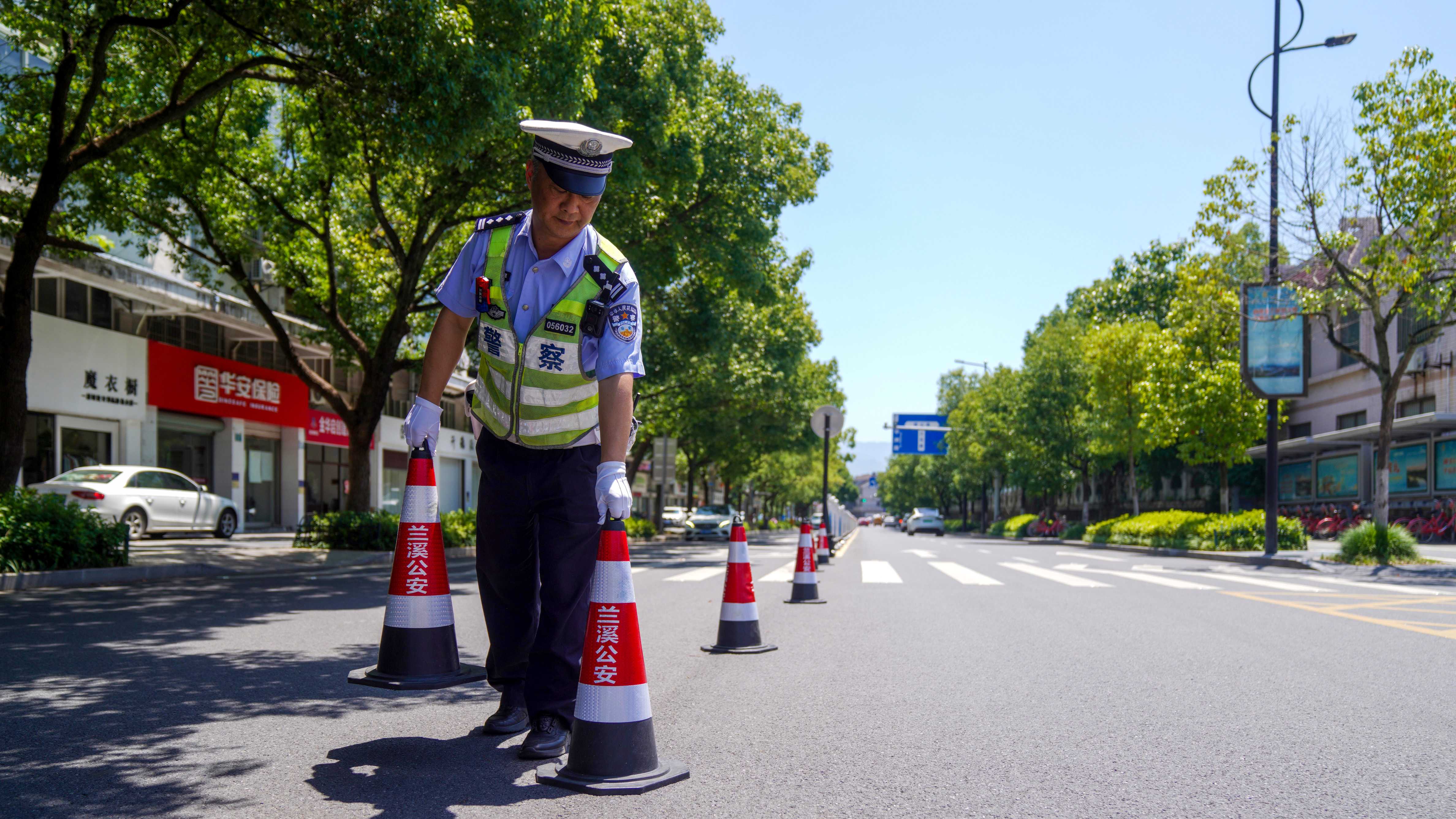 图为民警叶晓东做好考点周边管制工作。.jpg