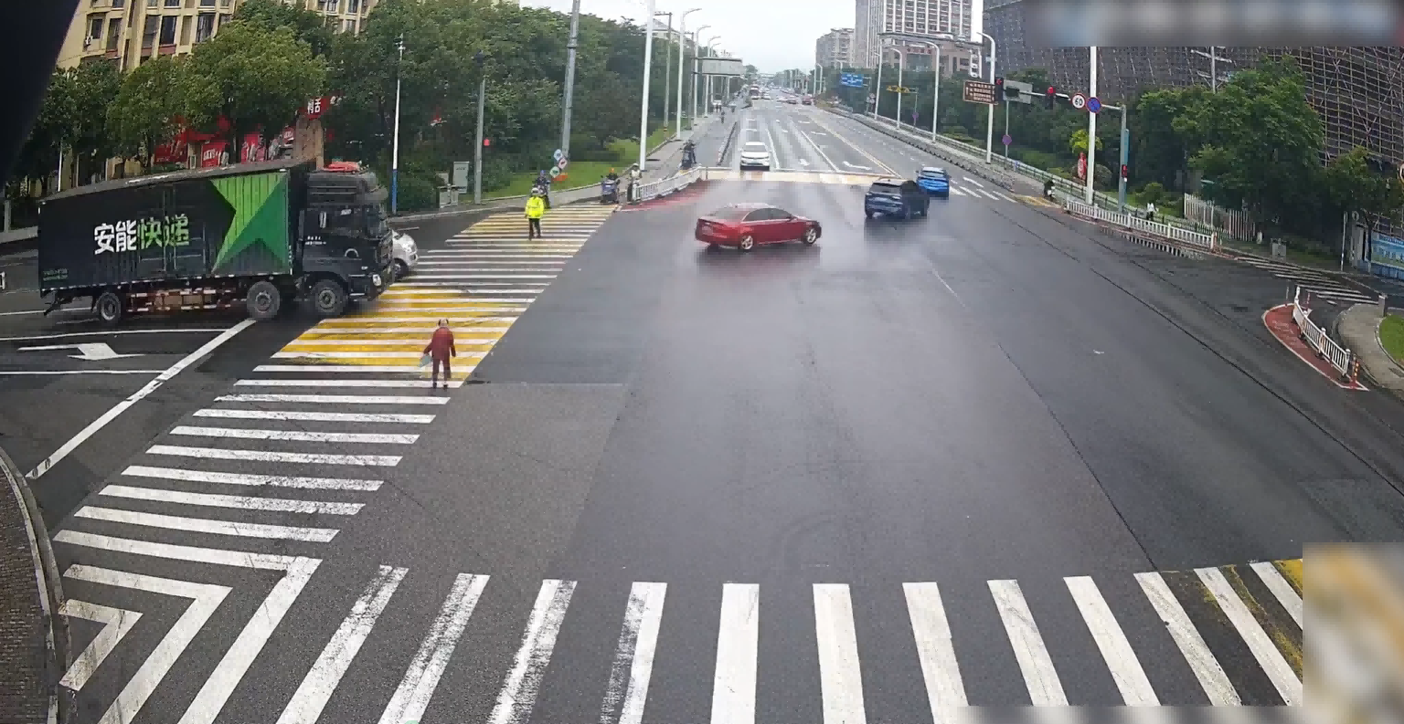 浙江温州：老人路口闯红灯险闯大货车盲区，关键时刻他冲向老人!