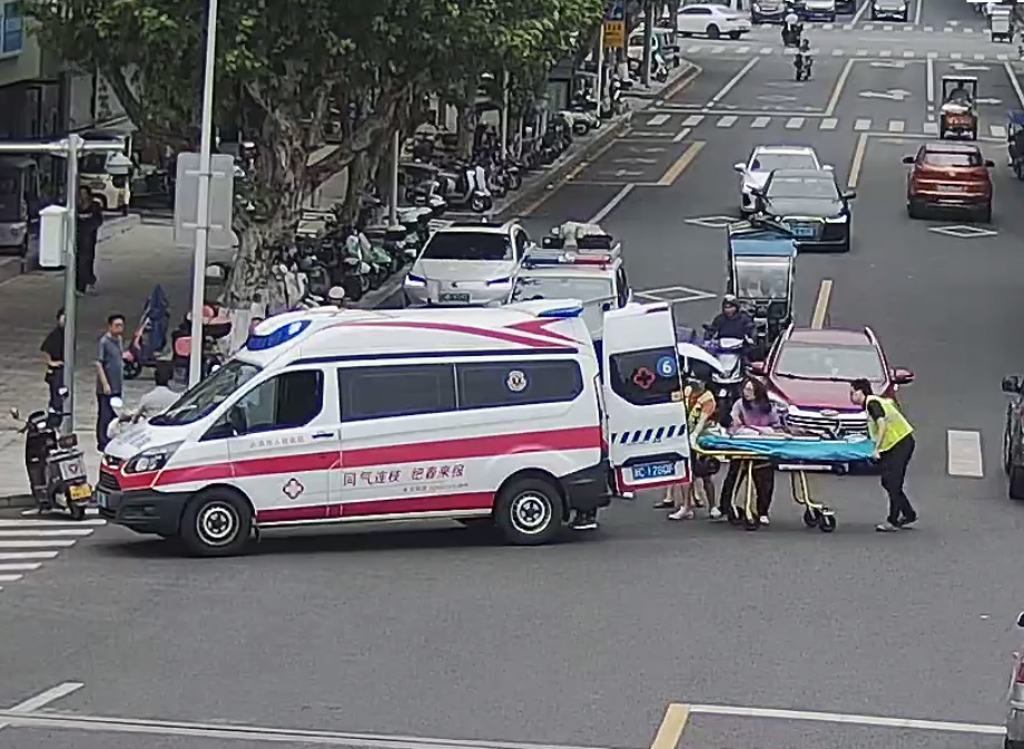 救护车赶到.jpg 救护车赶到.jpg